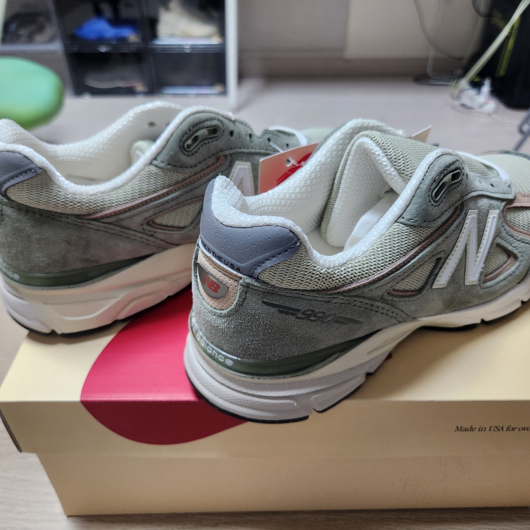 New Balance 990v4 Made in USA Olive Incense 착용 스타일 - 5