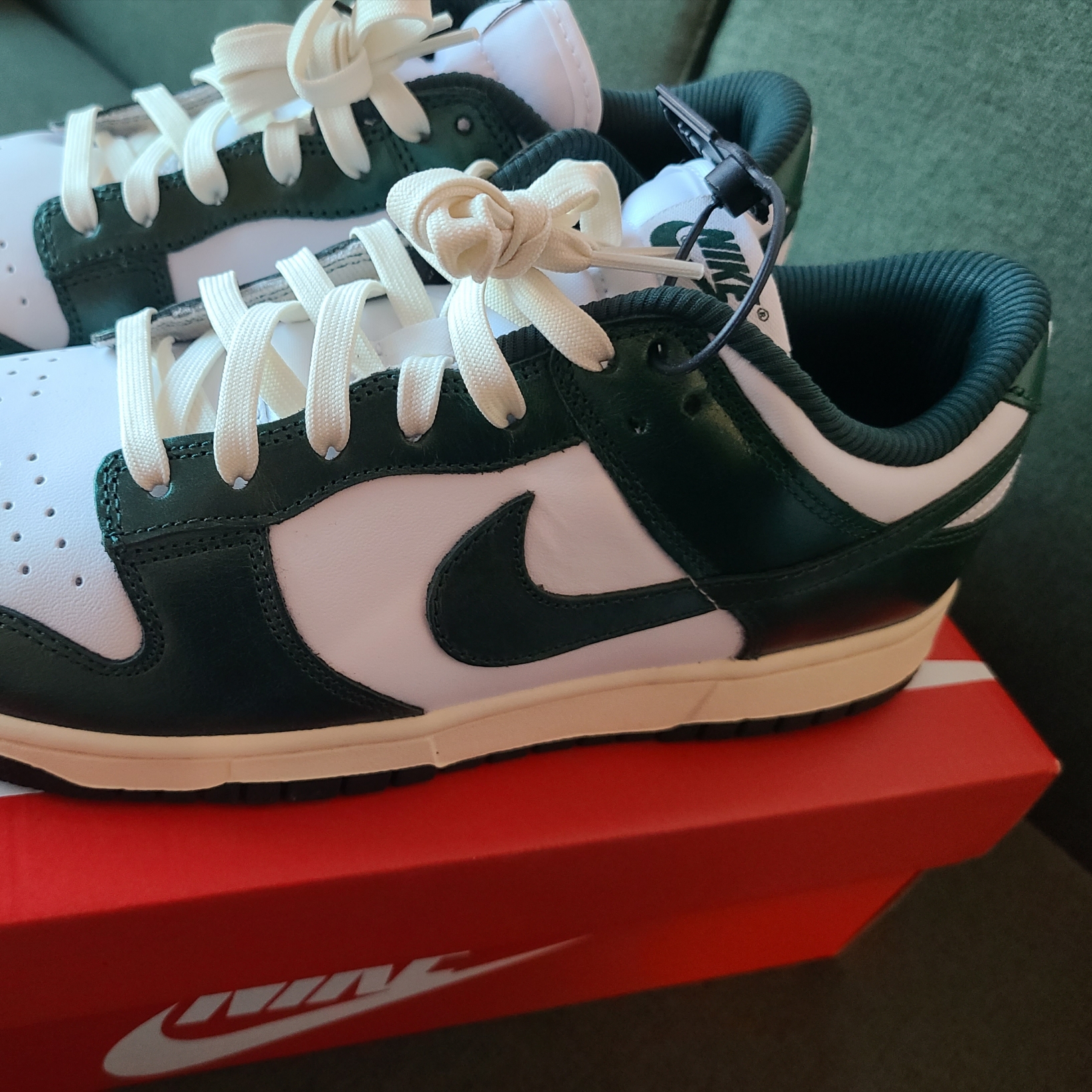 (W) Nike Dunk Low Vintage Green 착용 스타일 - 2