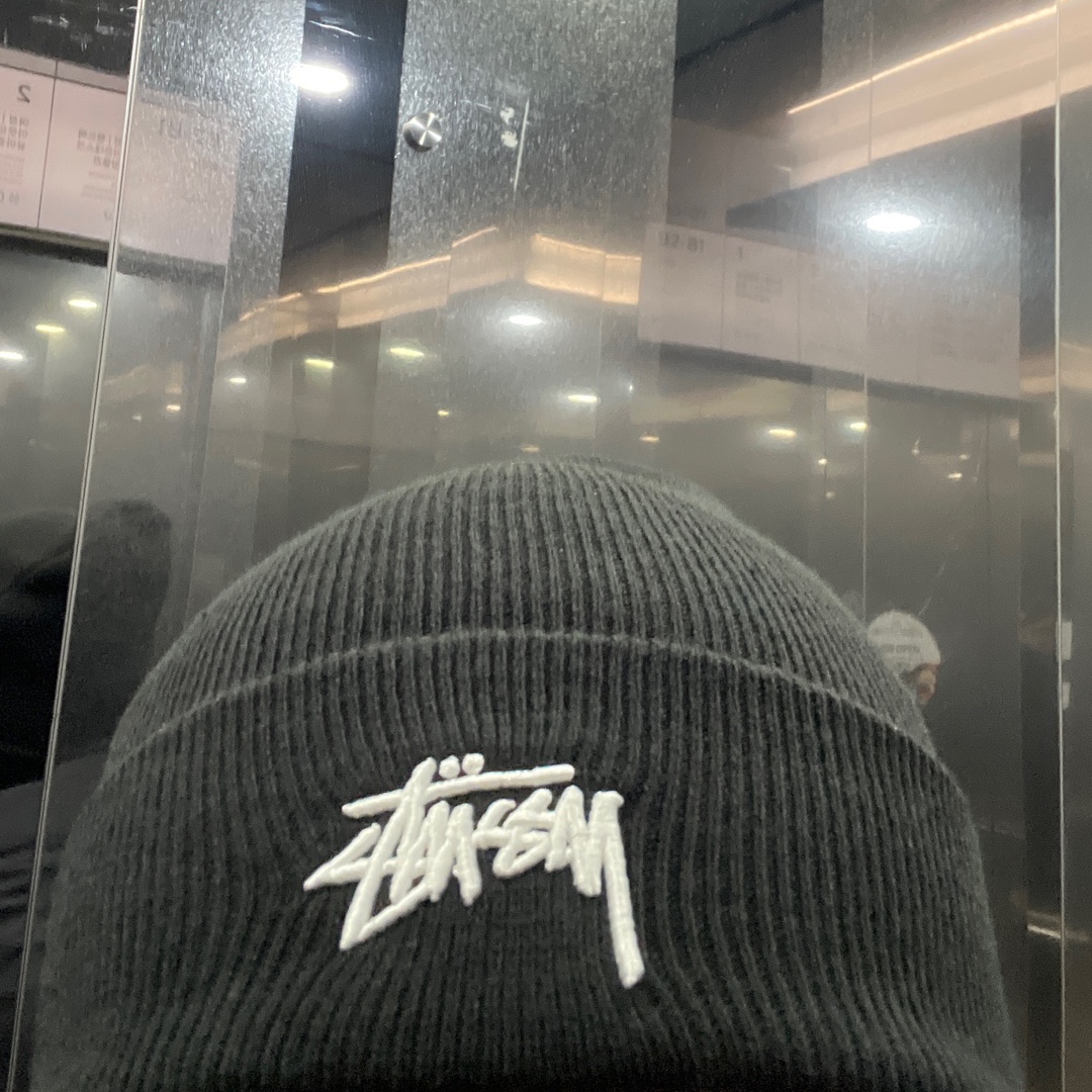 Stussy Stock Cuff Beanie Black 착용 스타일