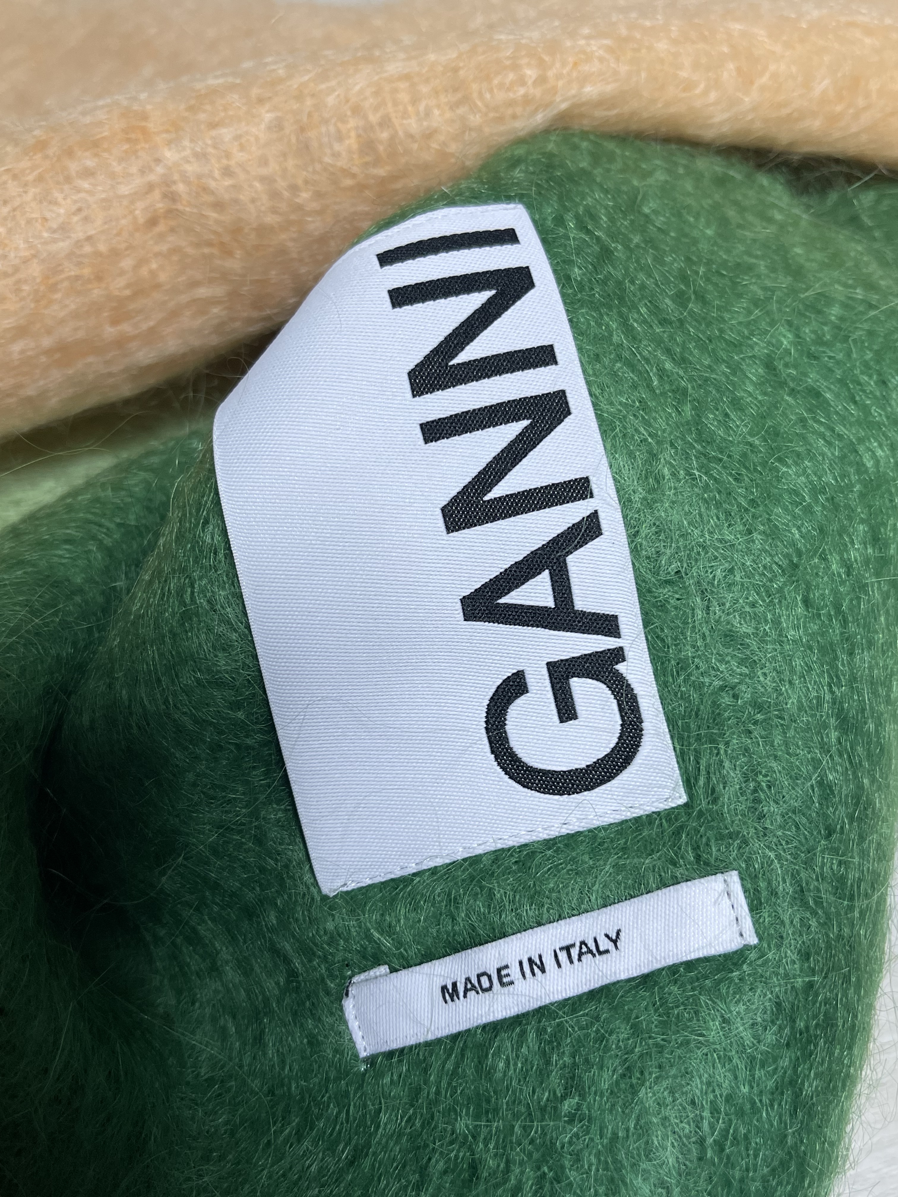 Ganni Mohair Fringed Scarf Kelly Green 착용 스타일 - 1