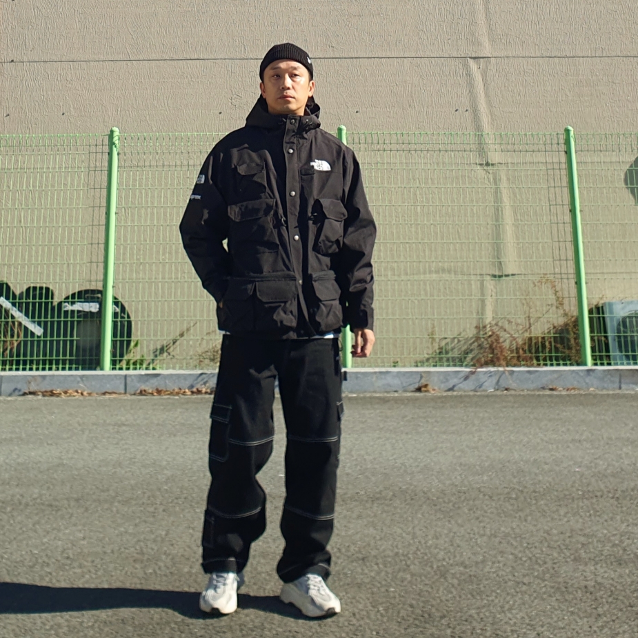 Adidas Yeezy Boost 700 V2 Static 2018, Supreme x The North Face Cargo Jacket Black - 20SS 착용 스타일