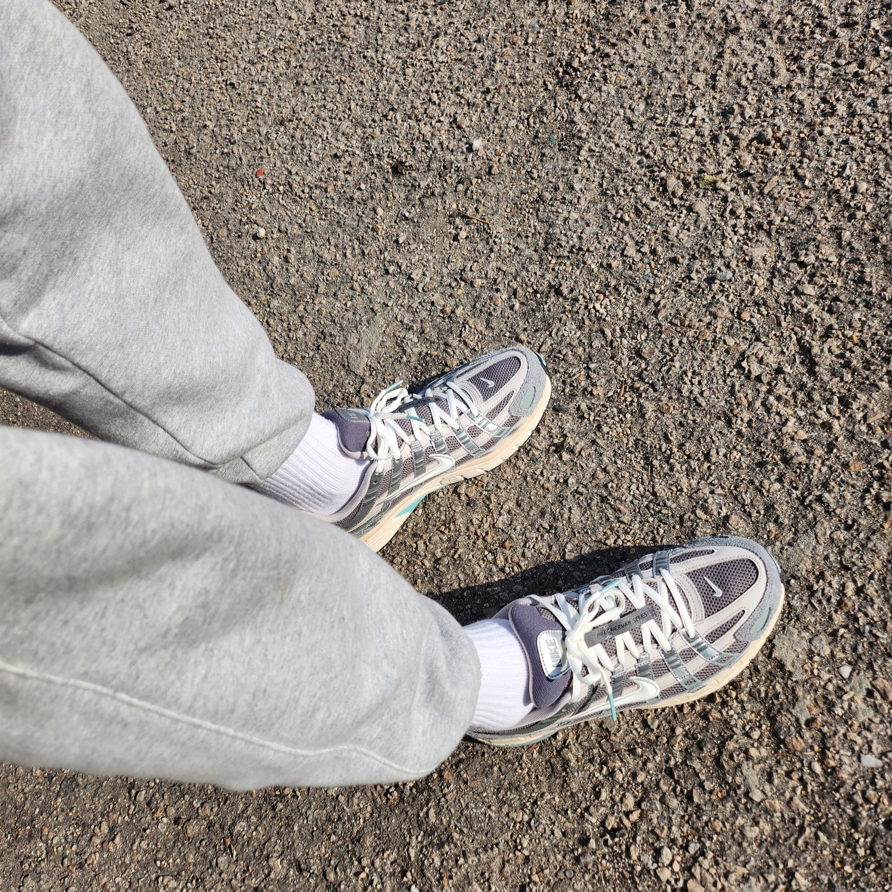 Nike P-6000 Flat Pewter Light Iron Ore 착용 스타일