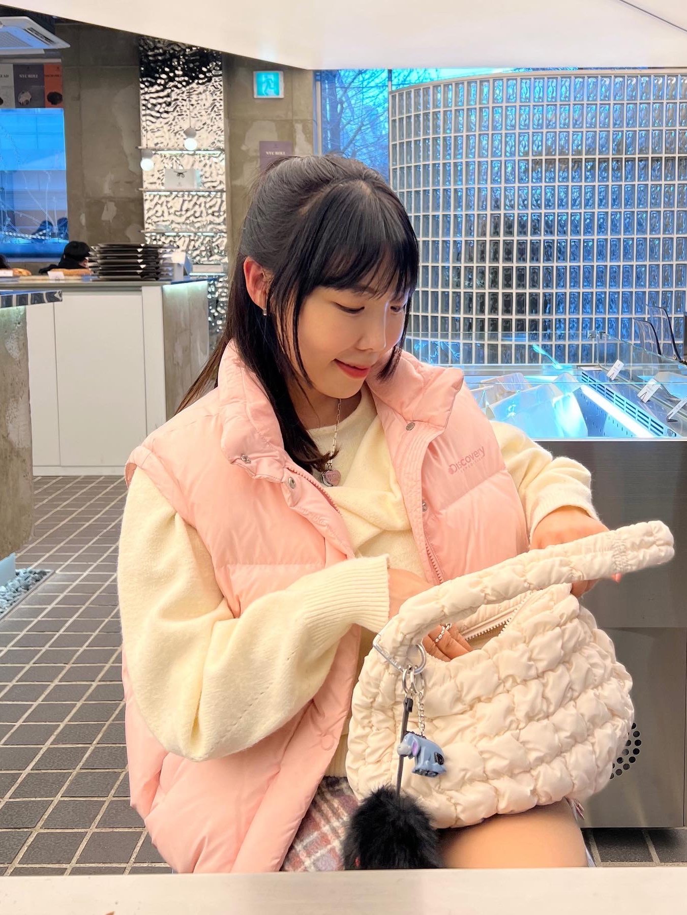 COS Quilted Mini Bag Cream 착용 스타일 - 2