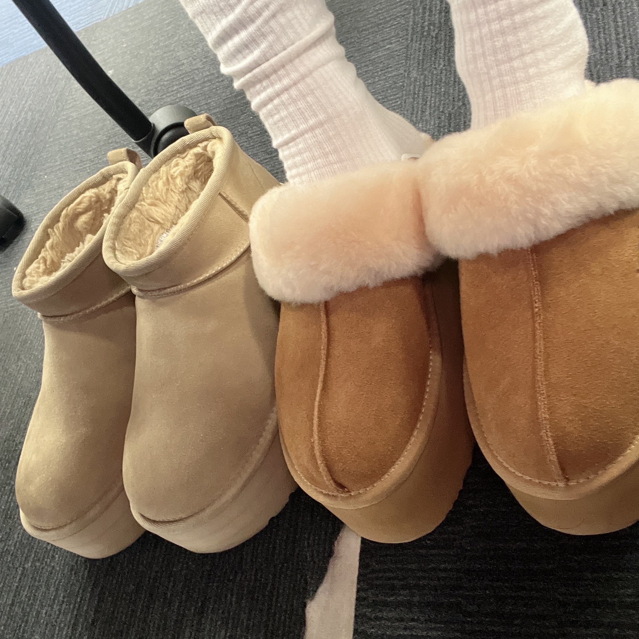 (W) UGG Classic Ultra Mini Platform Mustard Seed, (W) UGG Funkette Slides Chestnut 착용 스타일 - 1