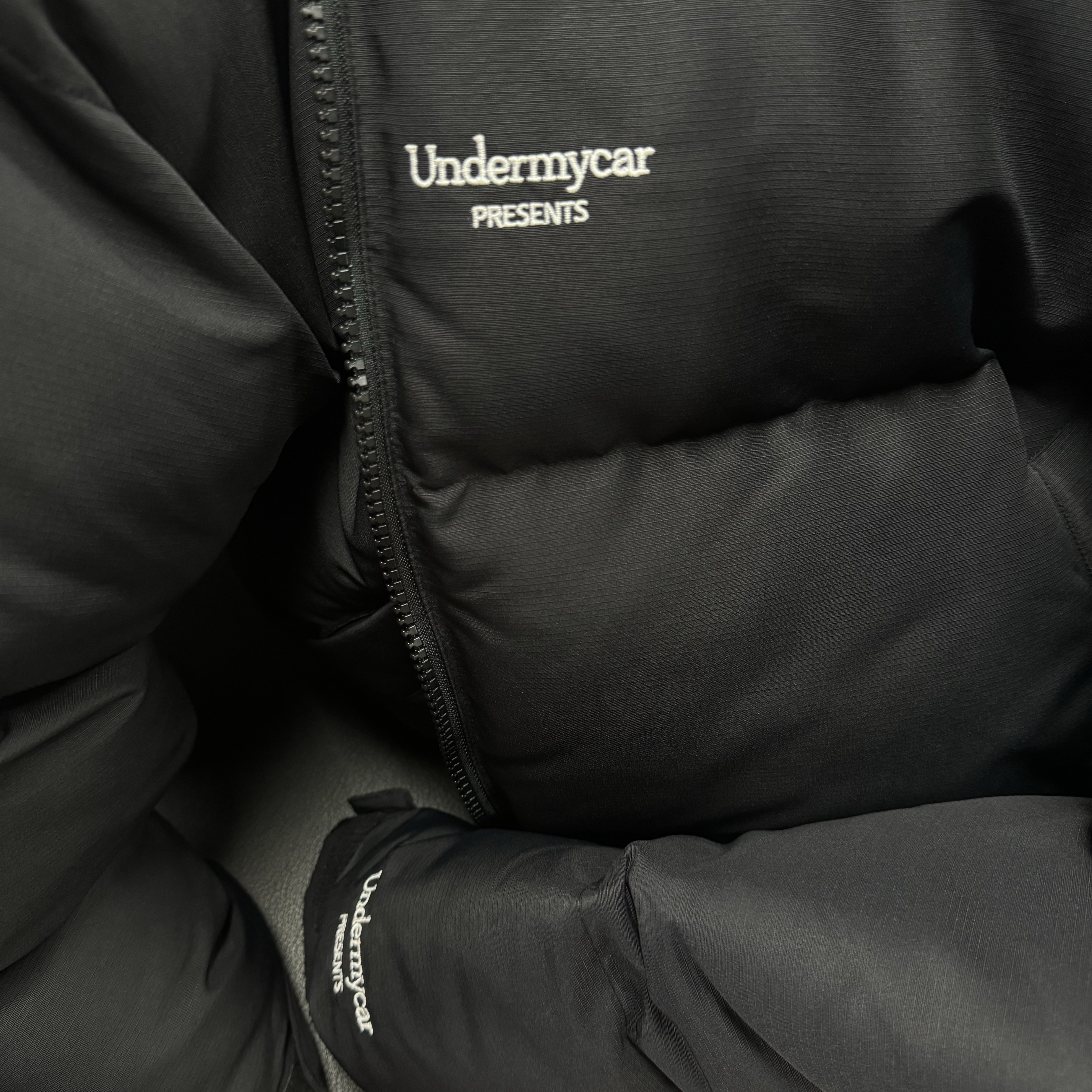 Undermycar Mu.15 Anti Fxxking Logo Play Triple Logo Crop Padding Jacket Black 착용 스타일 - 1