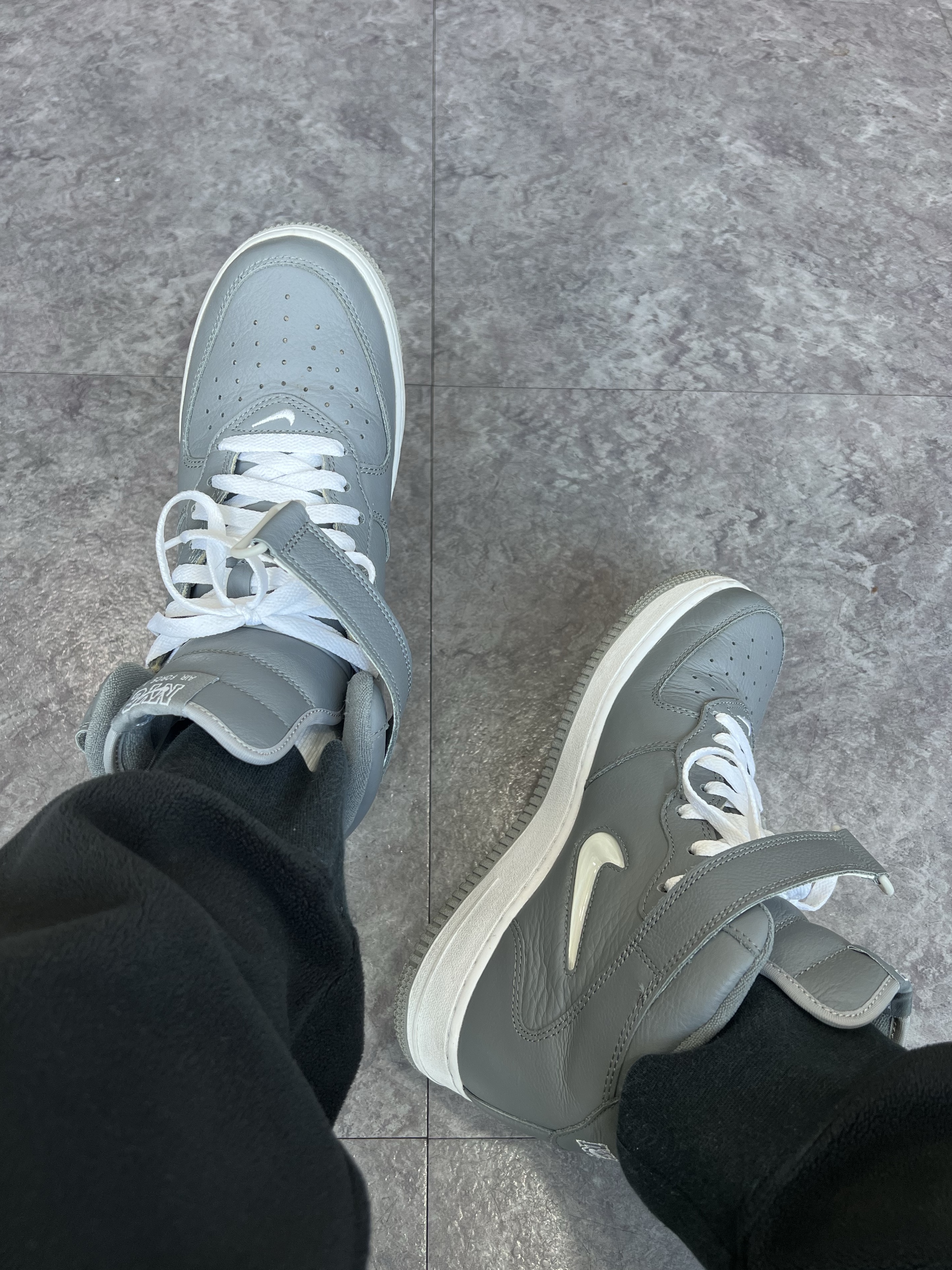 Nike Air Force 1 Mid QS NYC Cool Grey 착용 스타일
