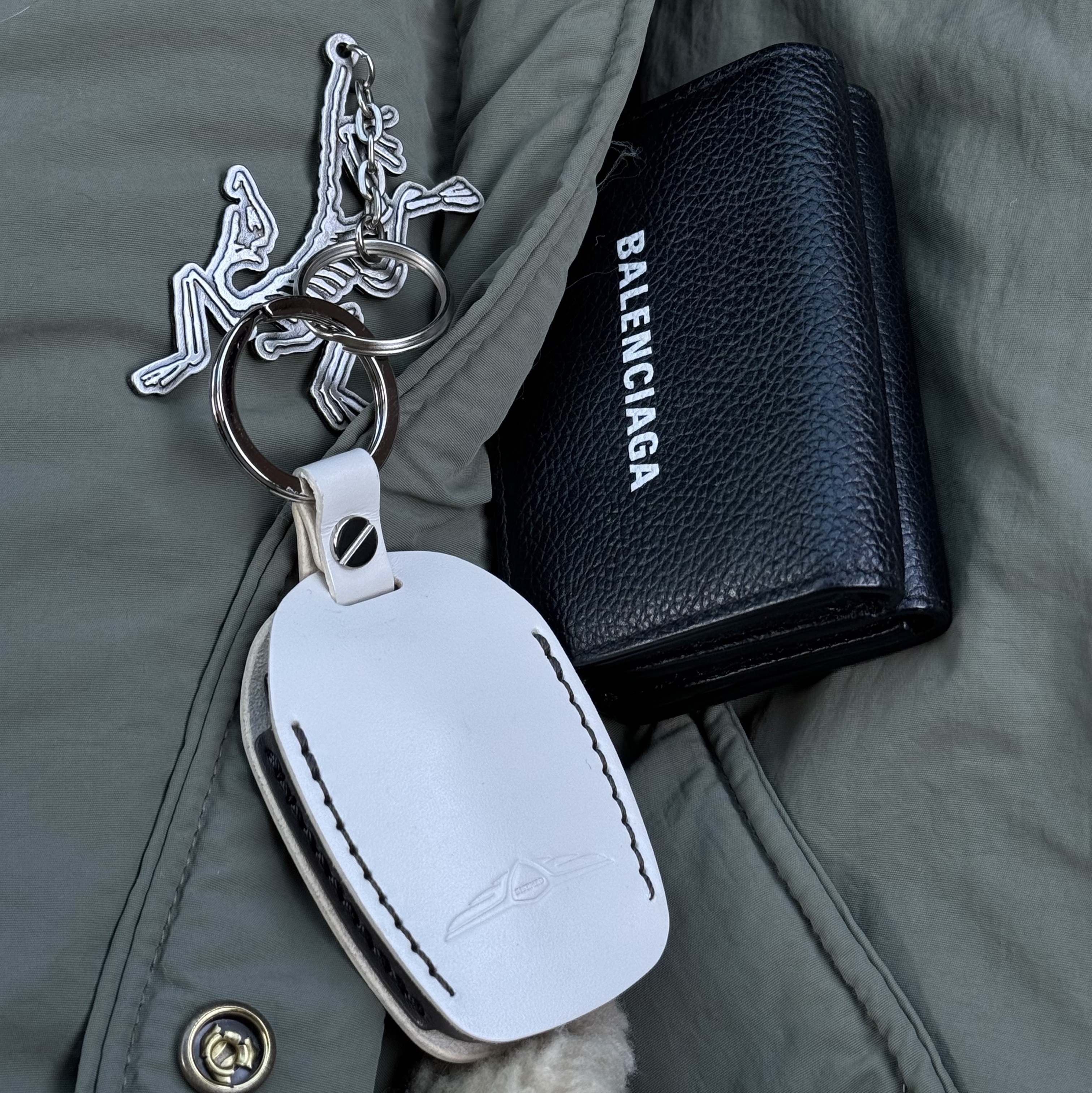 Arc'teryx Keyring Metal 착용 스타일