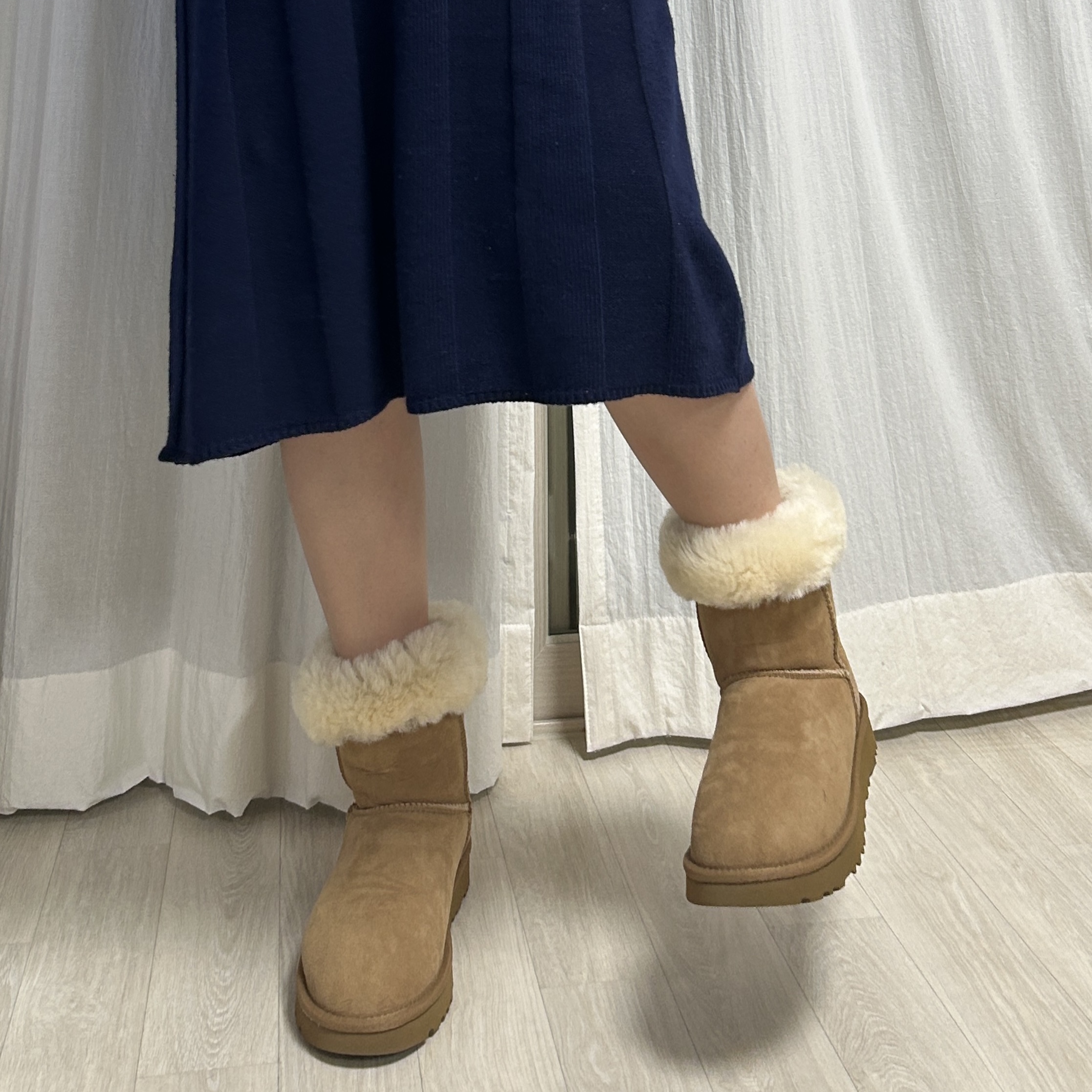 (W) UGG Classic Short II Boots Chestnut 착용 스타일 - 3