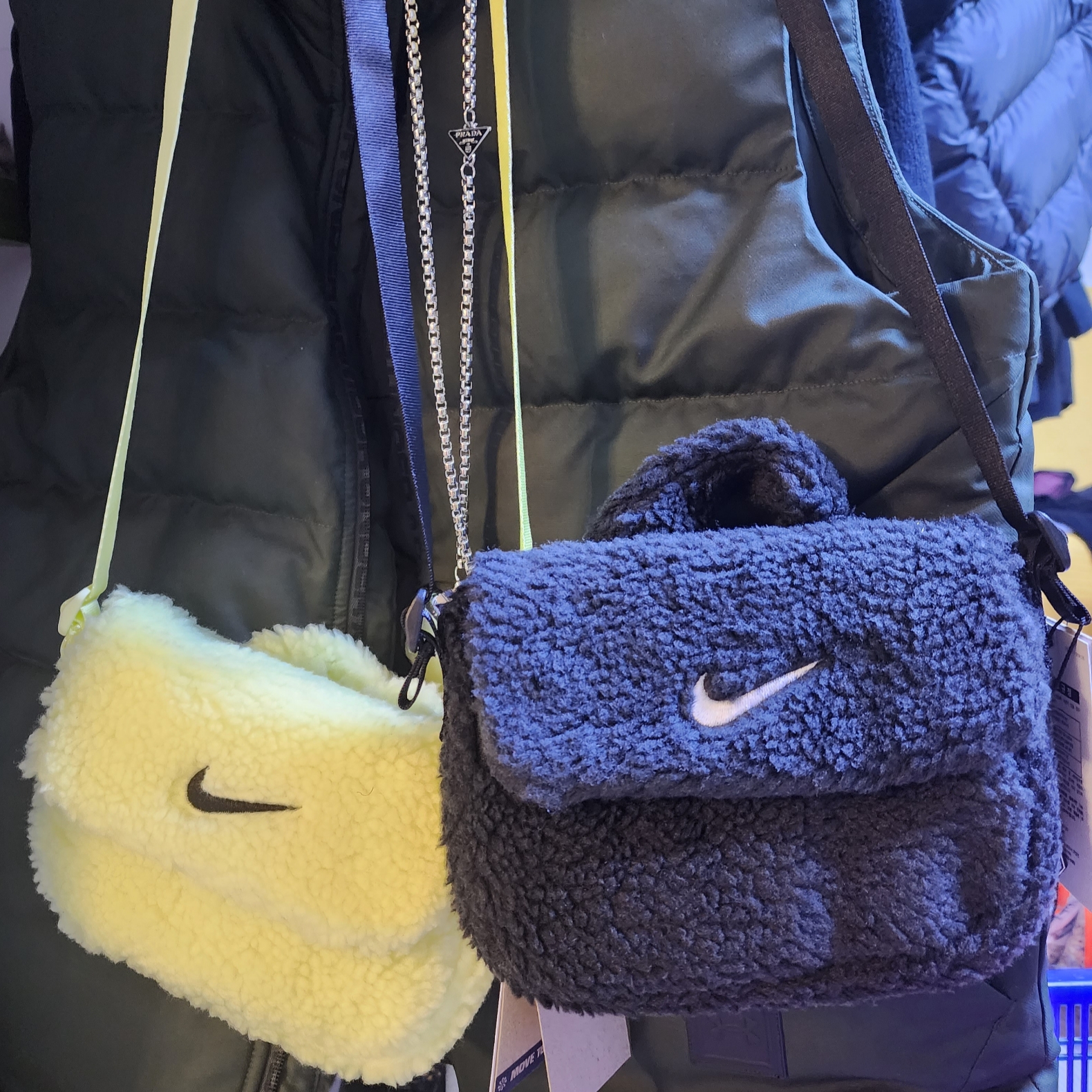 (Kids) Nike NSW Faux Fur Crossbody Bag Neon 착용 스타일 - 2