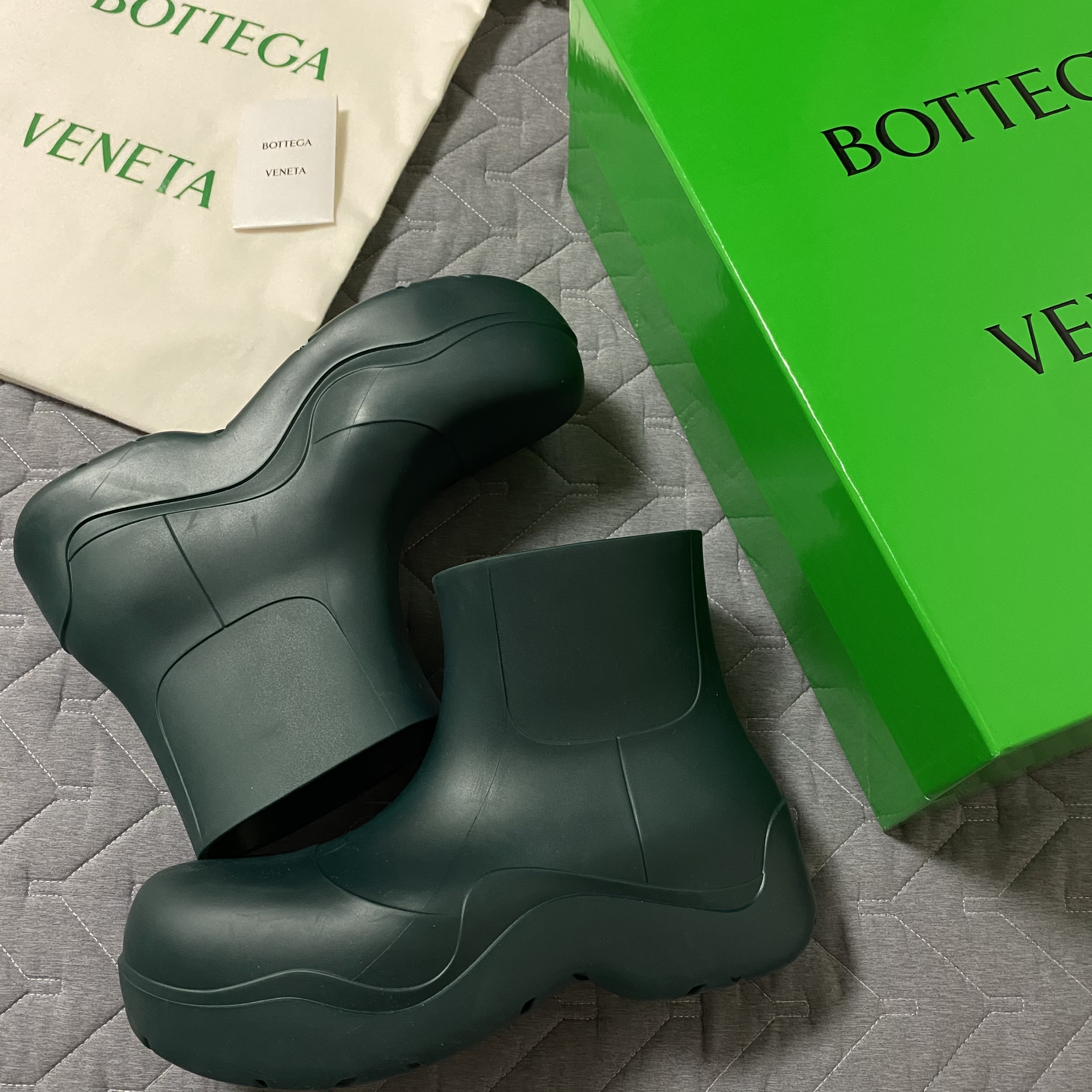 Bottega Veneta Puddle Ankle Boots Inkwell 착용 스타일