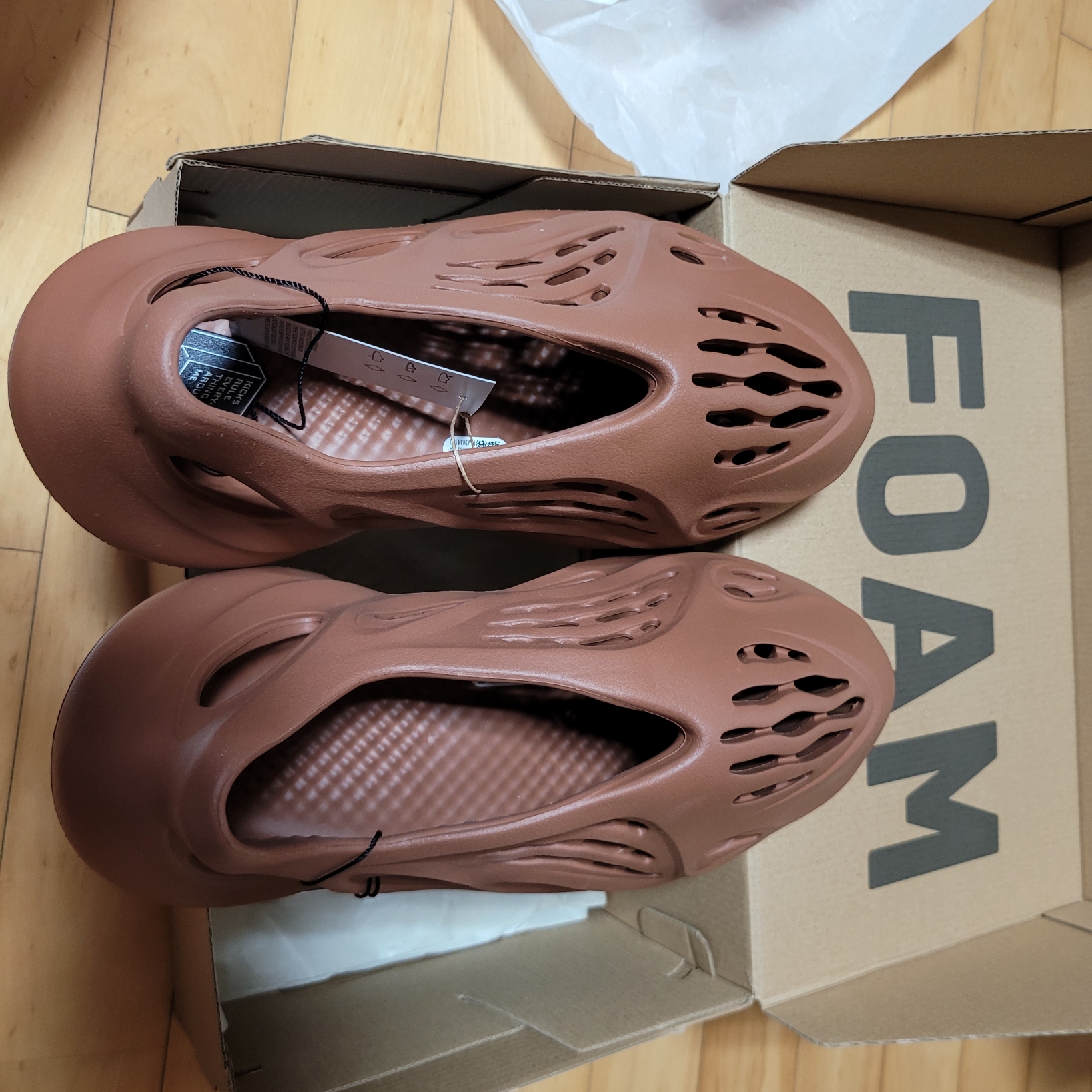 Adidas Yeezy Foam RNNR Clay Red 착용 스타일