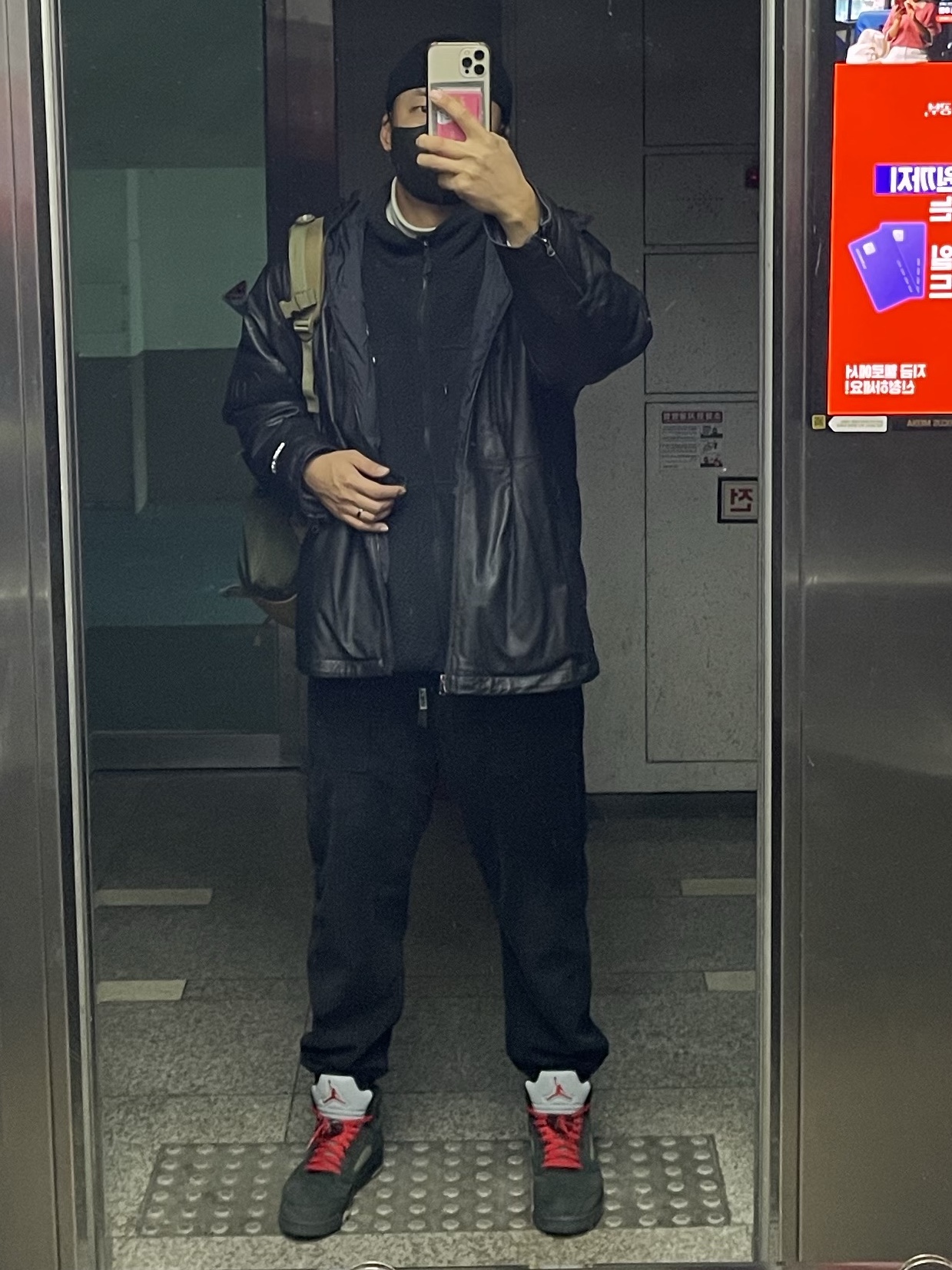 (W) Jordan 5 Retro Gore-Tex Off Noir Fire Red, Supreme Gore-Tex Leather Jacket Black - 22SS 착용 스타일