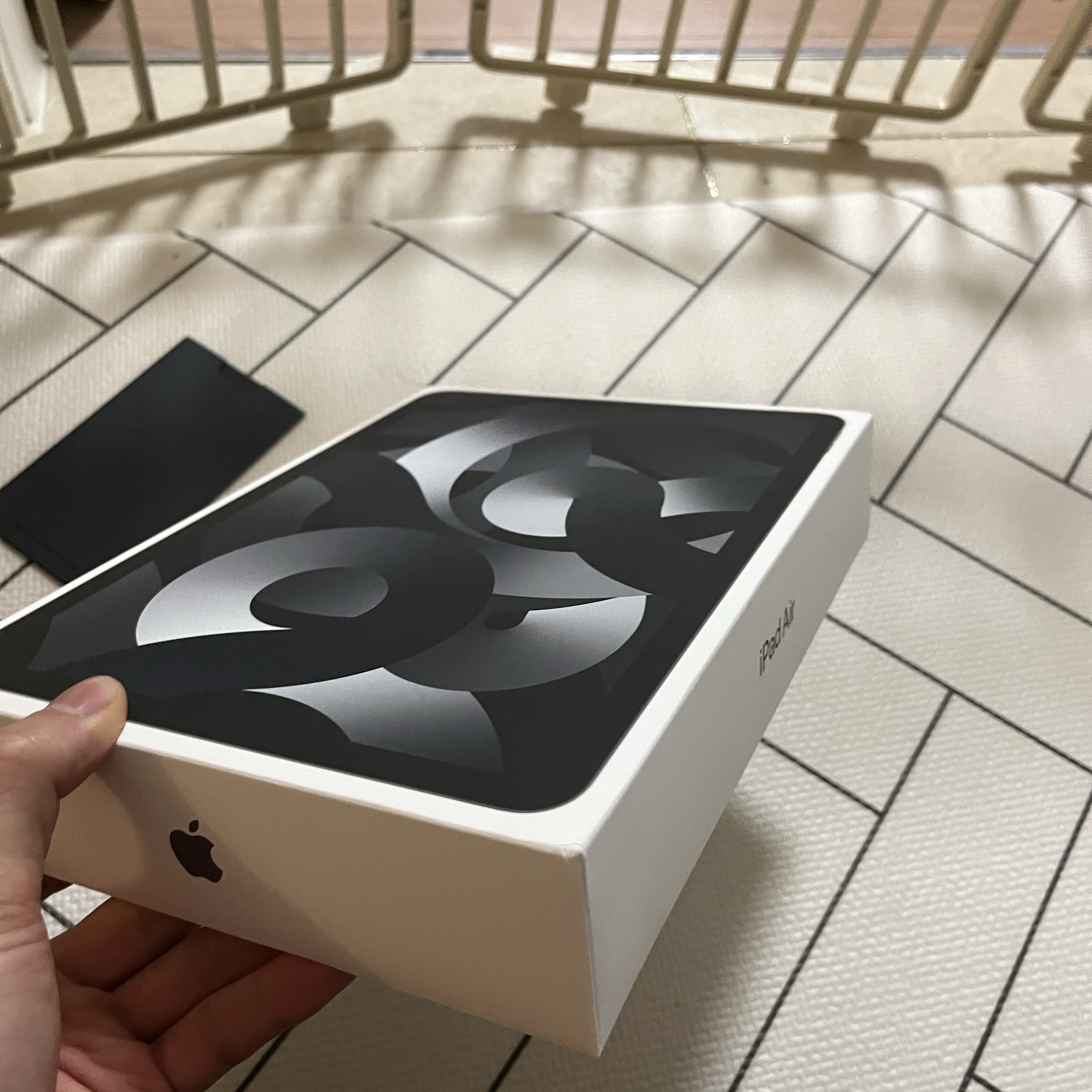 Apple iPad Air 5th Gen Wifi 64GB Space Gray (Korean Ver.) 착용 스타일 - 2