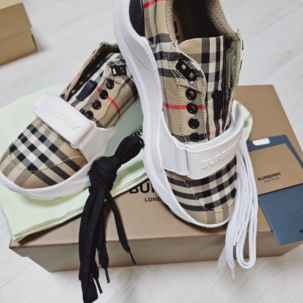 (W) Burberry Vintage Check Suede Leather Sneakers White Archive Beige 착용 스타일