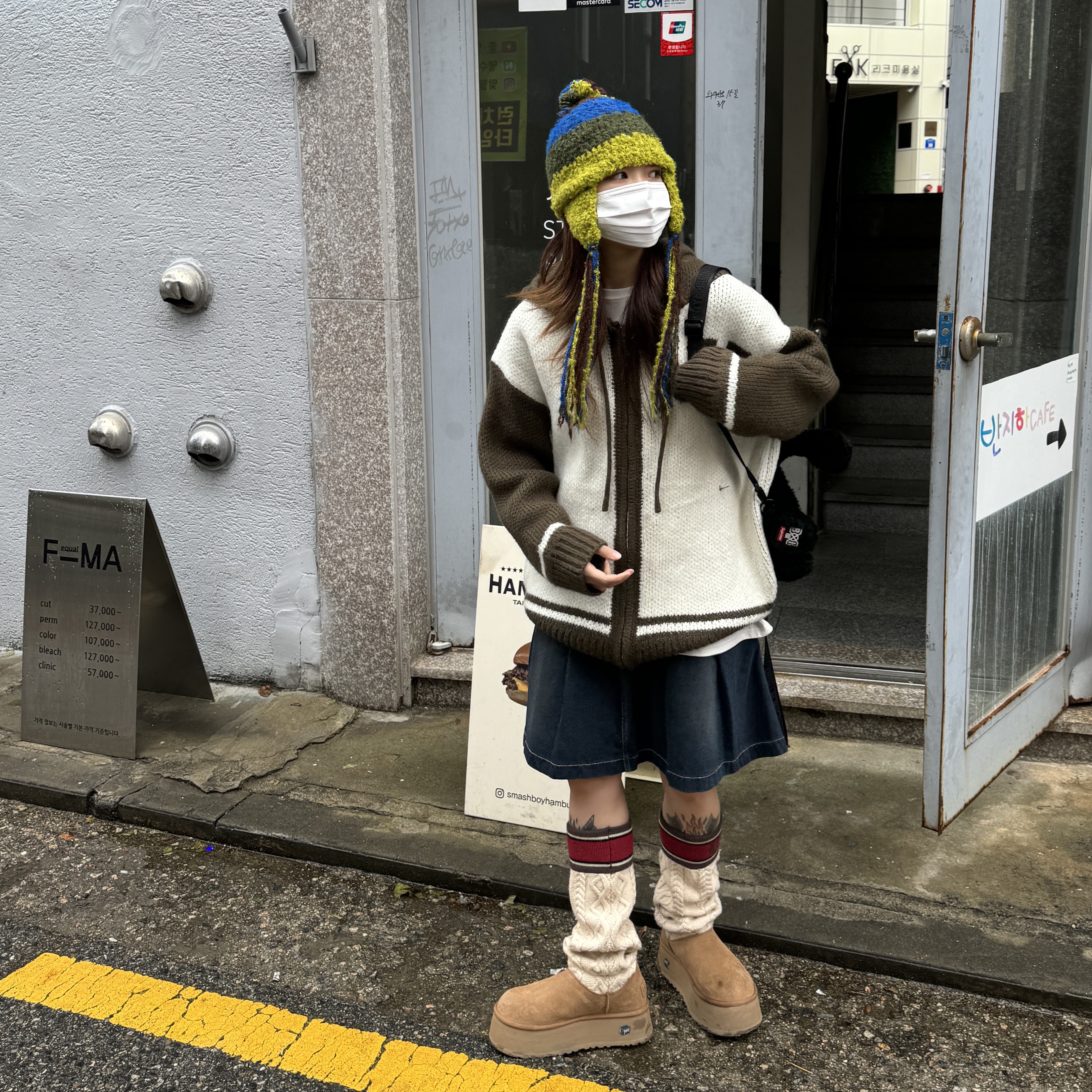 (W) UGG Classic Sweater Letter Boots Chestnut 착용 스타일 - 3