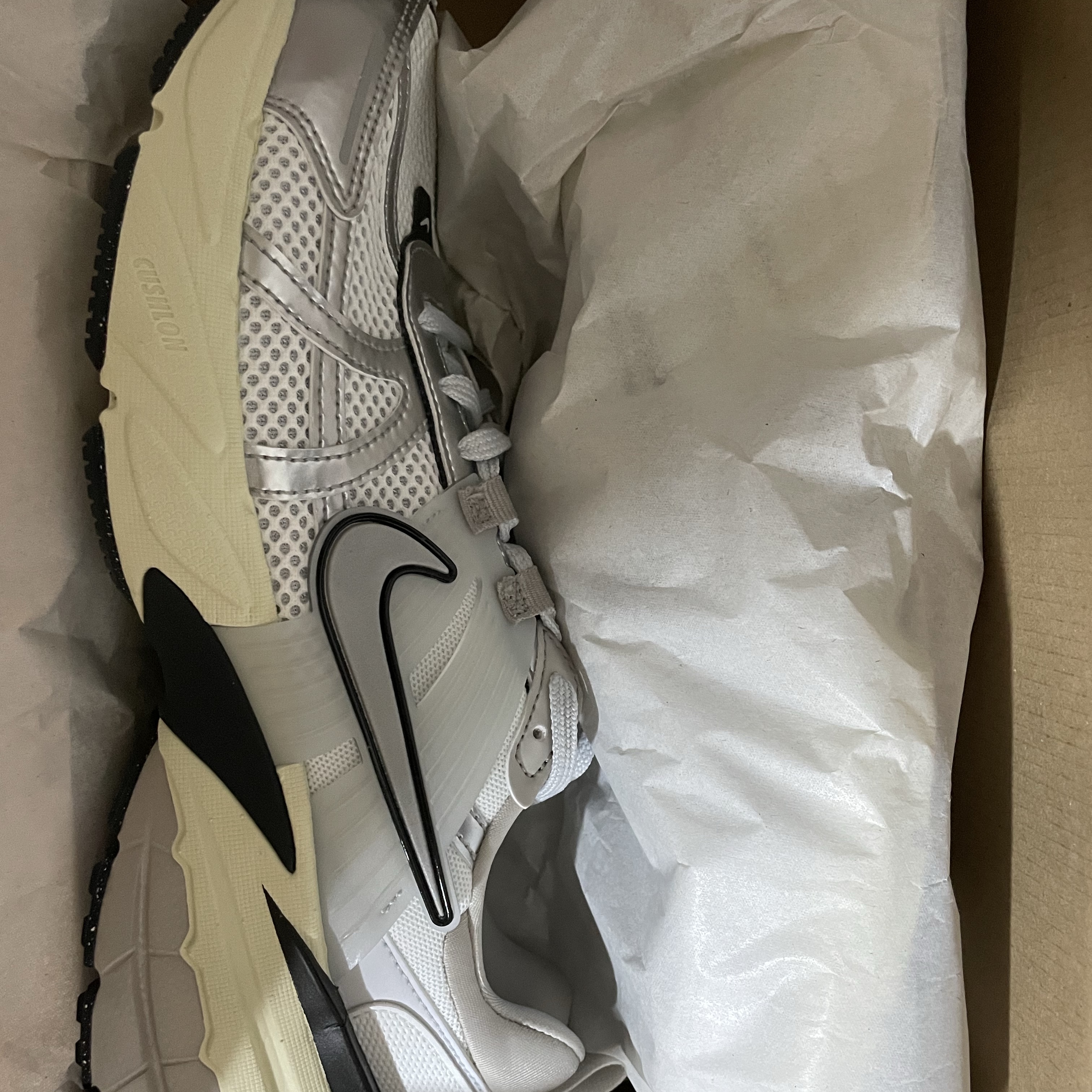 Nike V2K Run Summit White Metallic Silver 착용 스타일