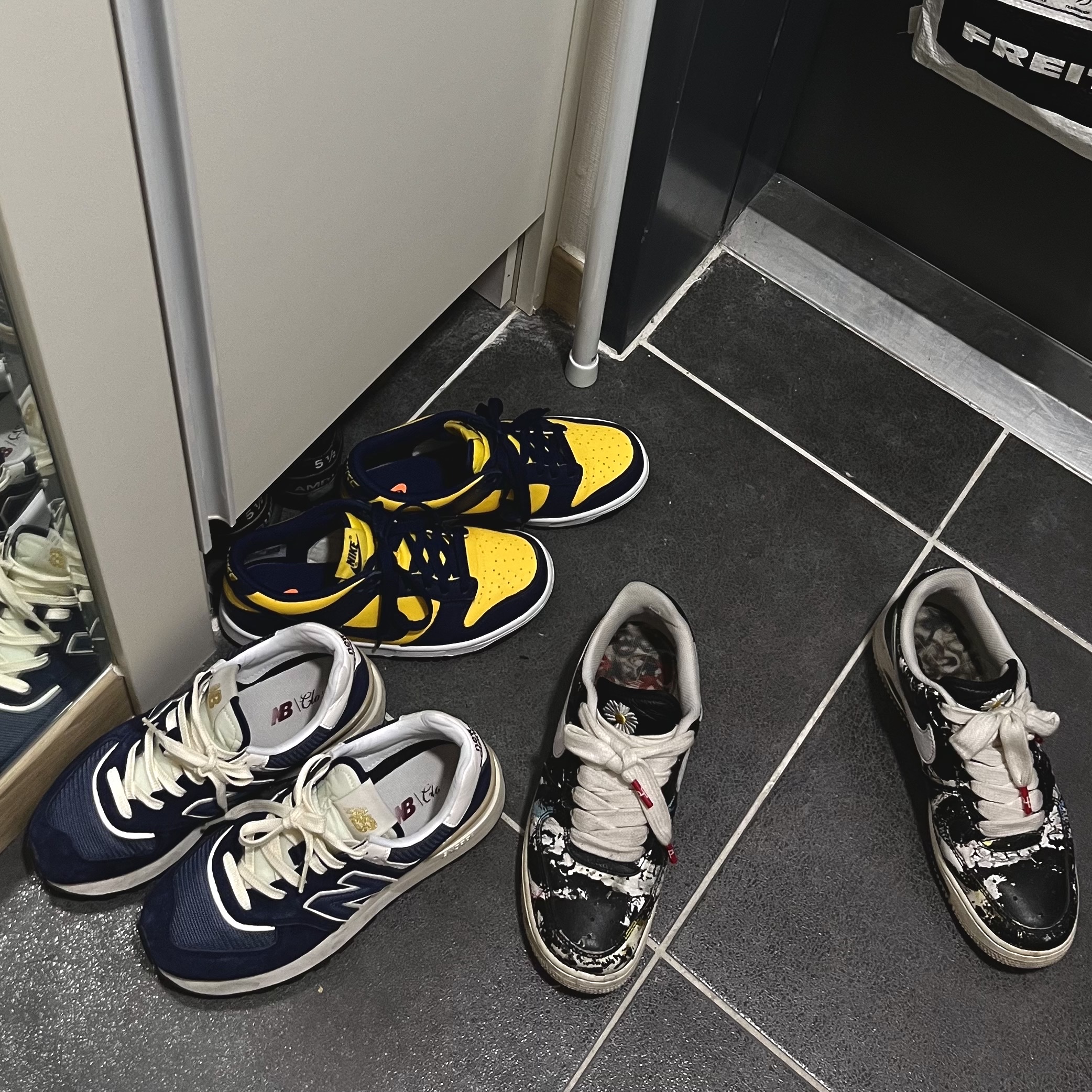 New Balance 574 Legacy Navy, (GS) Nike Dunk Low Varsity Maize 착용 스타일