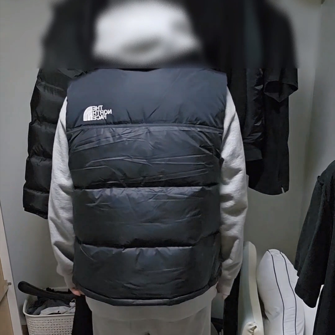 The North Face 1996 Eco Nuptse Vest Black 착용 스타일 - 2