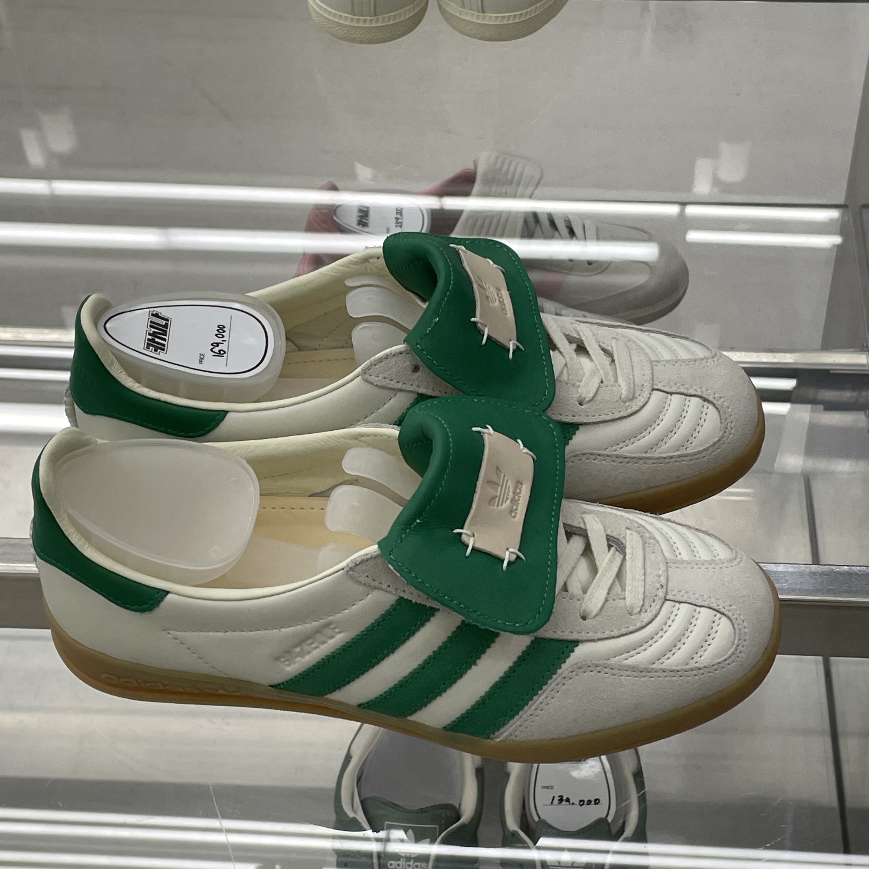 Adidas x Foot Industry Gazelle Indoor Off White Green 착용 스타일 - 2