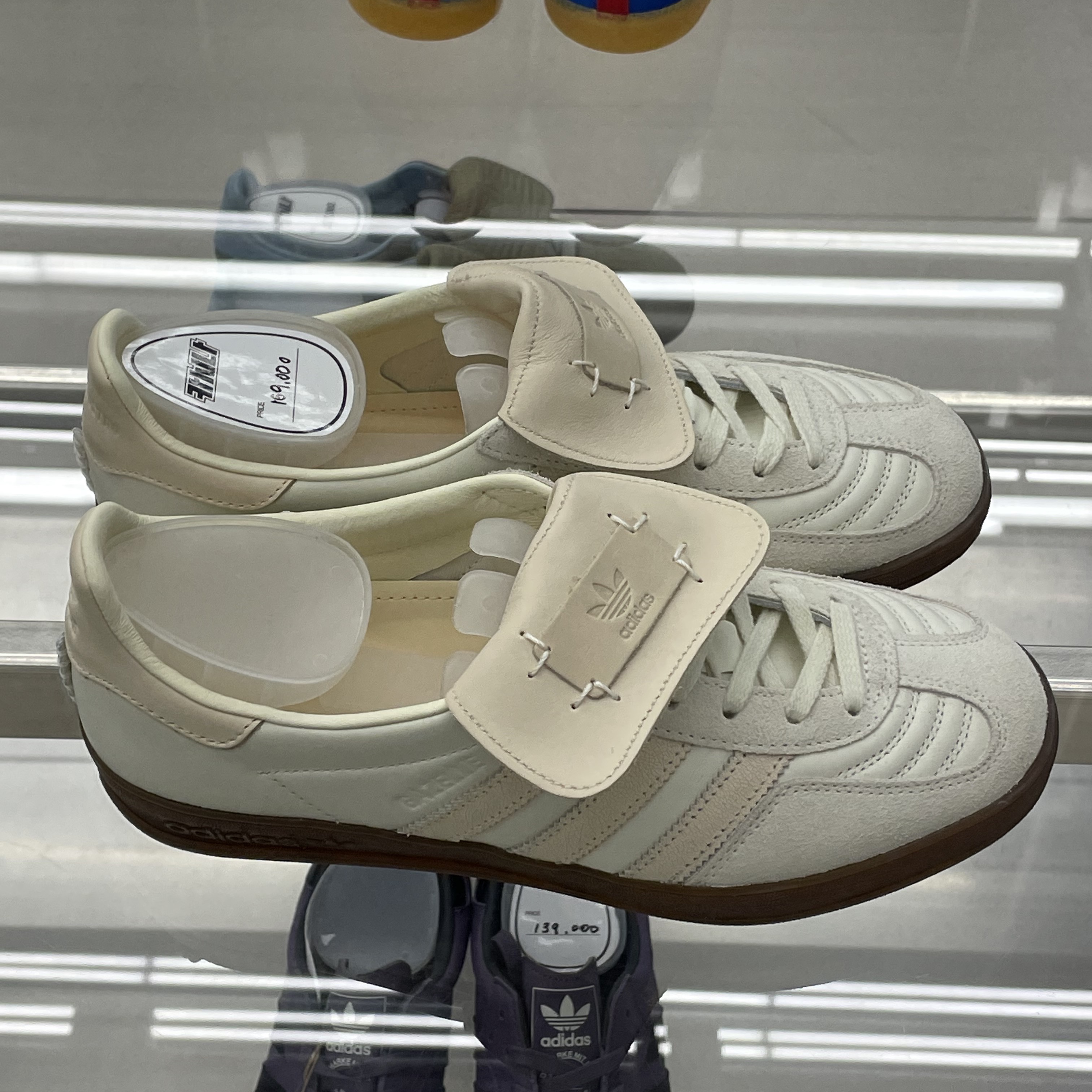 Adidas x Foot Industry Gazelle Indoor Off White Sand Strata 착용 스타일 - 2