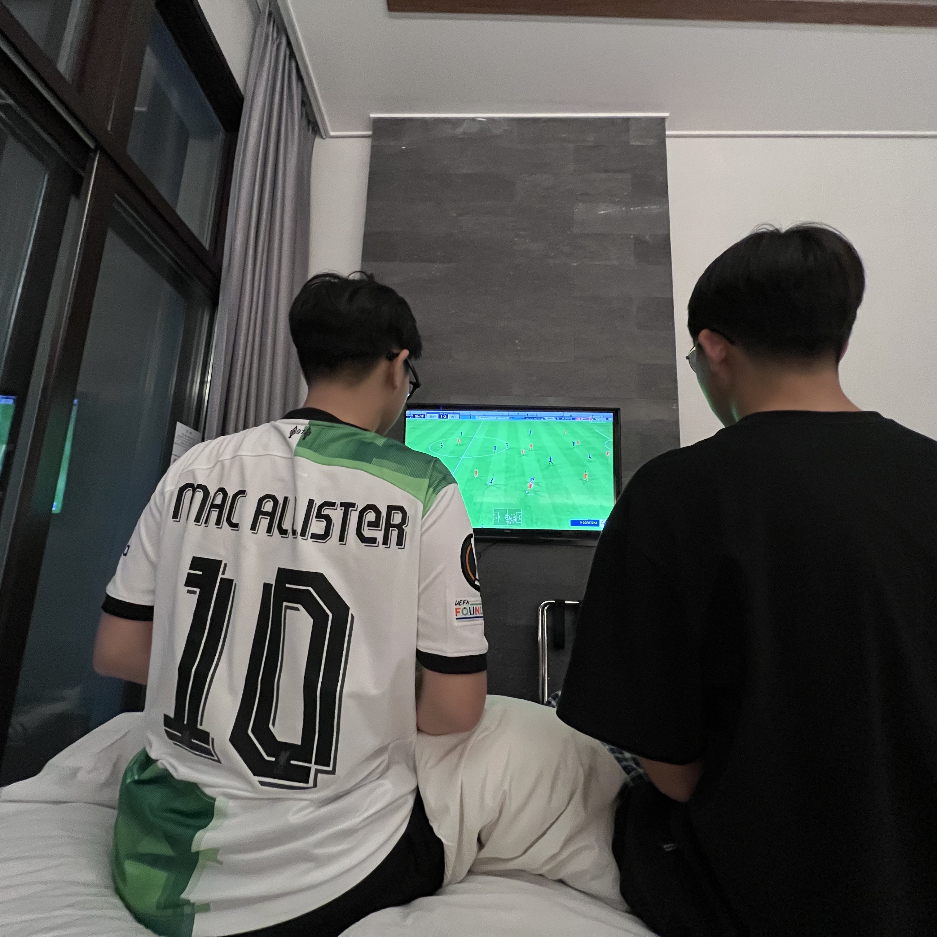 Nike Liverpool FC 2023/24 Dri-Fit Stadium Away Jersey White Green Spark (Non Marking Ver.) 착용 스타일