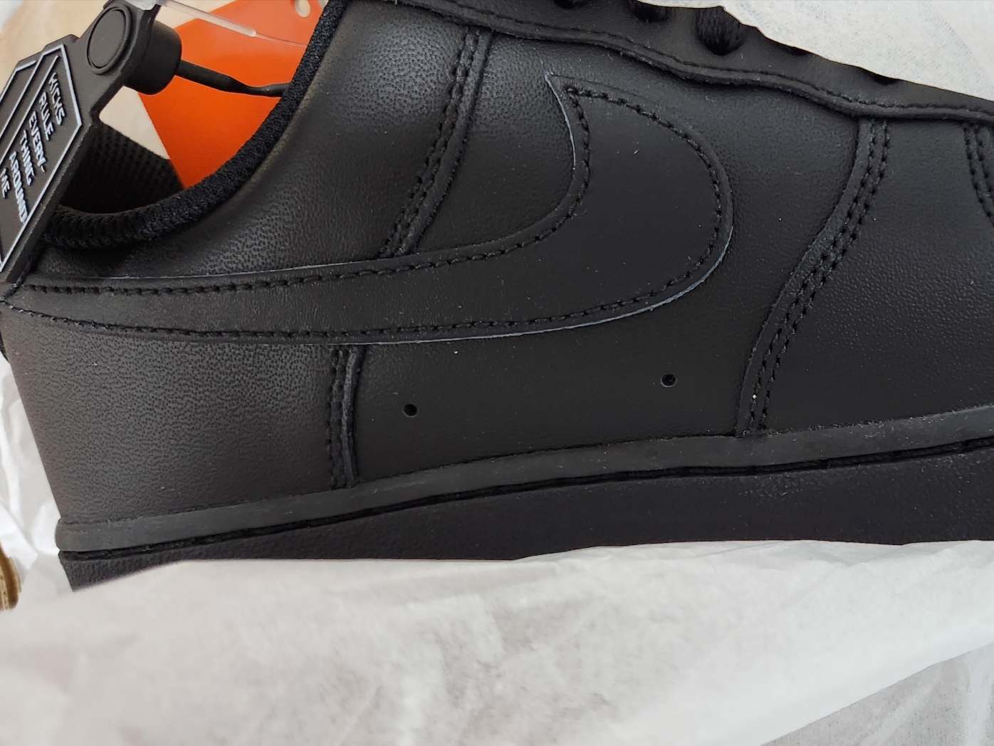 Nike Air Force 1 '07 Low Triple Black 착용 스타일