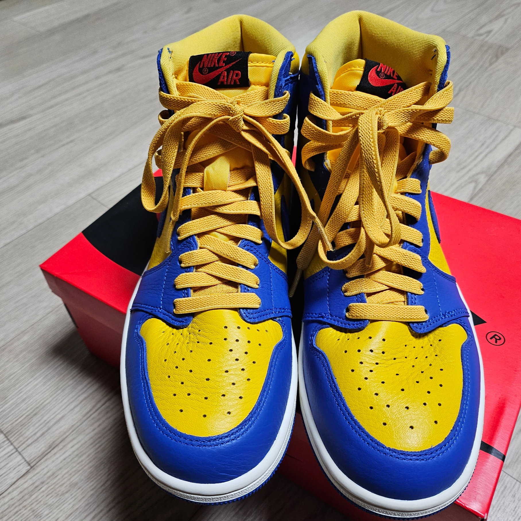 (W) Jordan 1 Retro High OG Game Royal and Varsity Maize 착용 스타일 - 1