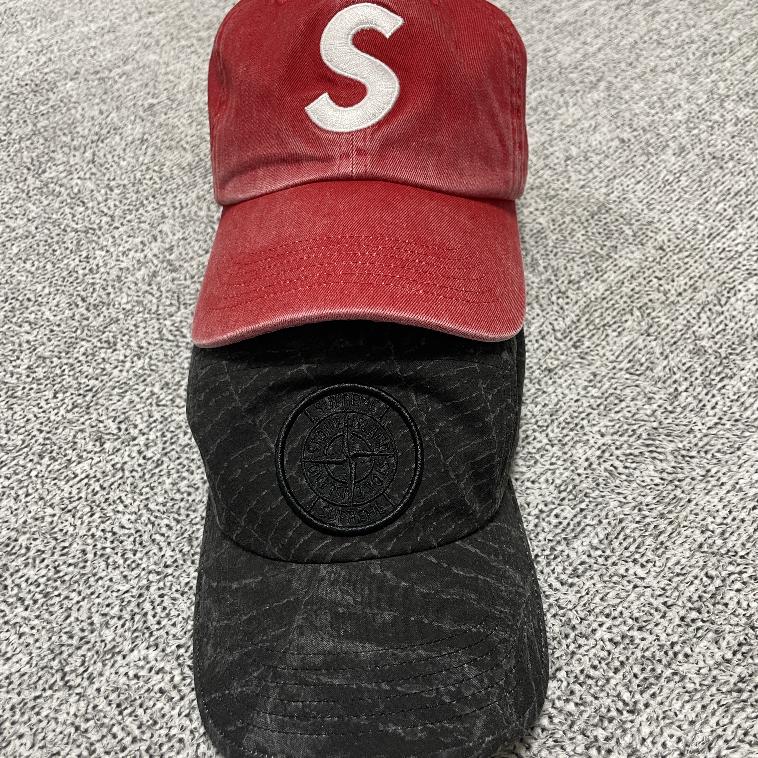 Supreme Pigment Print S Logo 6-Panel Red - 23FW, Supreme x Stone Island Camp Cap Black - 23FW 착용 스타일
