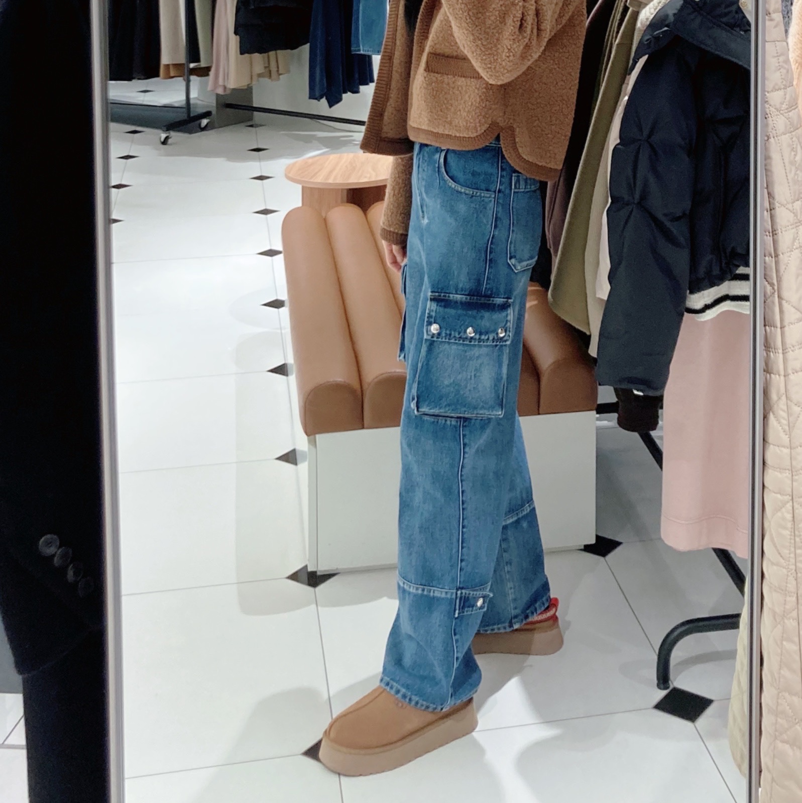 (W) UGG Tazz Slipper Chestnut 착용 스타일 - 1