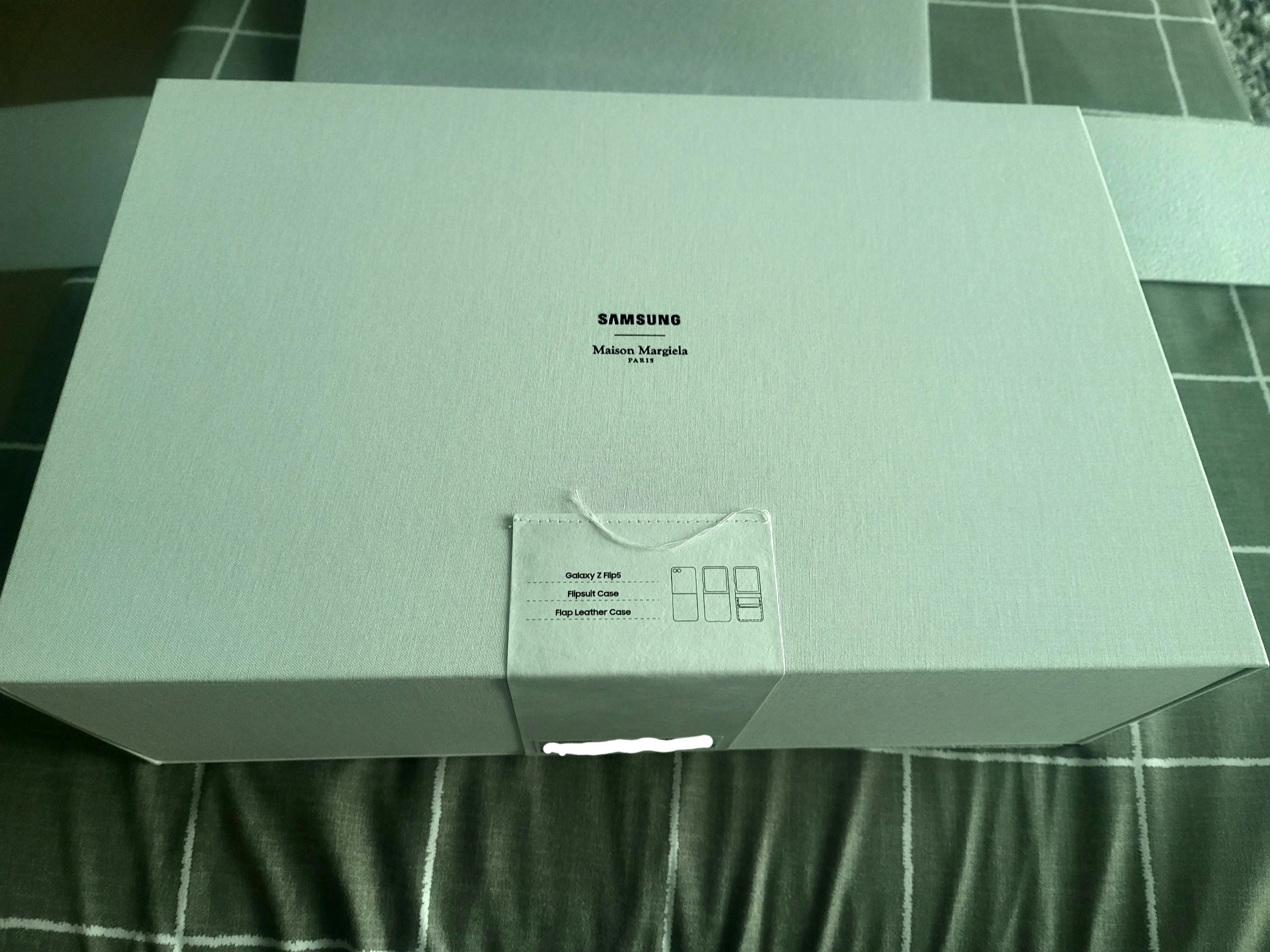 Samsung Galaxy Z Flip5 Maison Margiela Edition (Korean Ver.) 착용 스타일