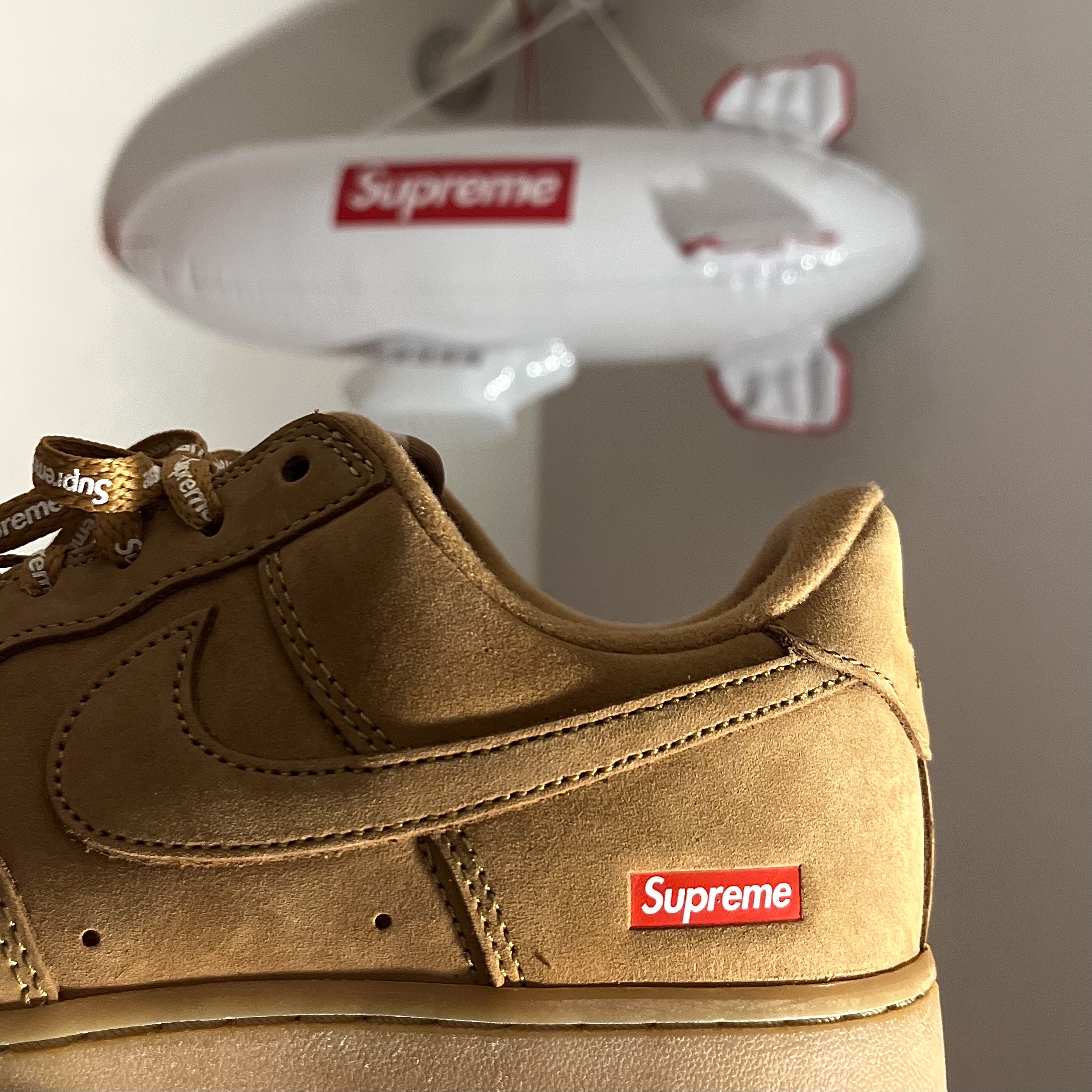 Nike x Supreme Air Force 1 Low Flax 착용 스타일