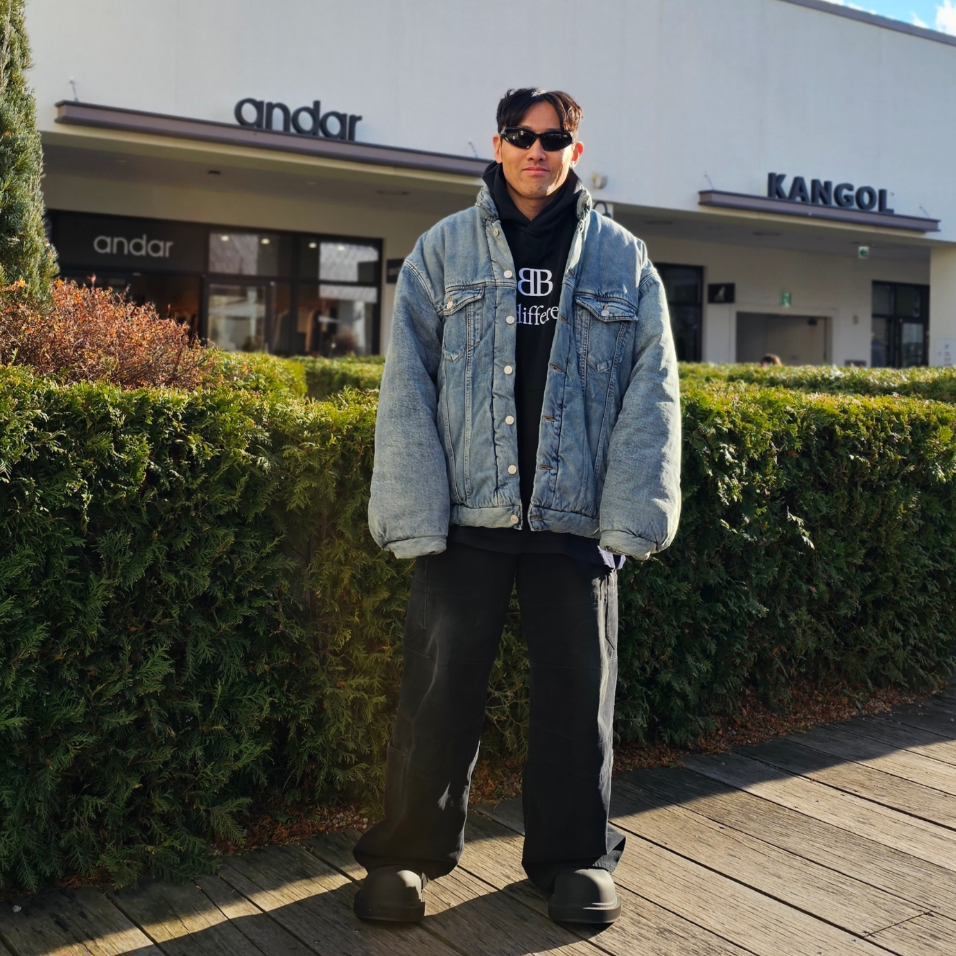 Balenciaga Padded Jacket Light Blue, Balenciaga Swift Oval Sunglasses Black 착용 스타일 - 2