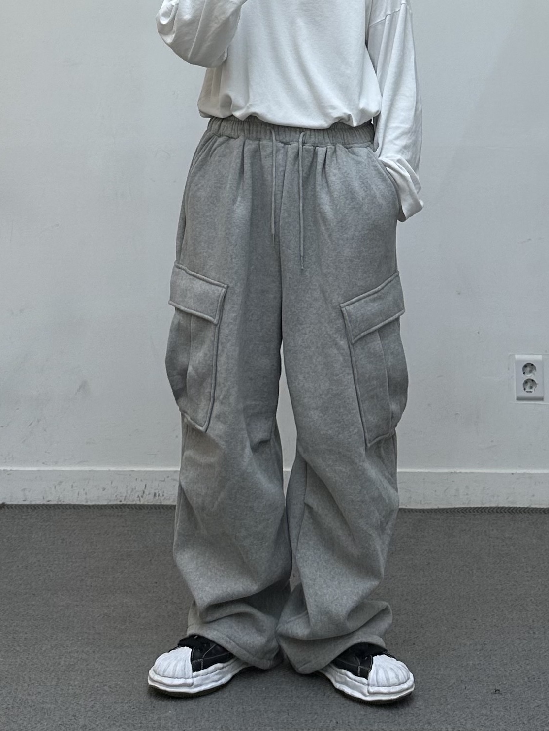 Maison Mihara Yasuhiro Blakey OG Sole Canvas Low-top Sneakers Black White, Maison Mihara Yasuhiro Blakey OG Sole Leather Low-top Sneakers White 착용 스타일 - 4
