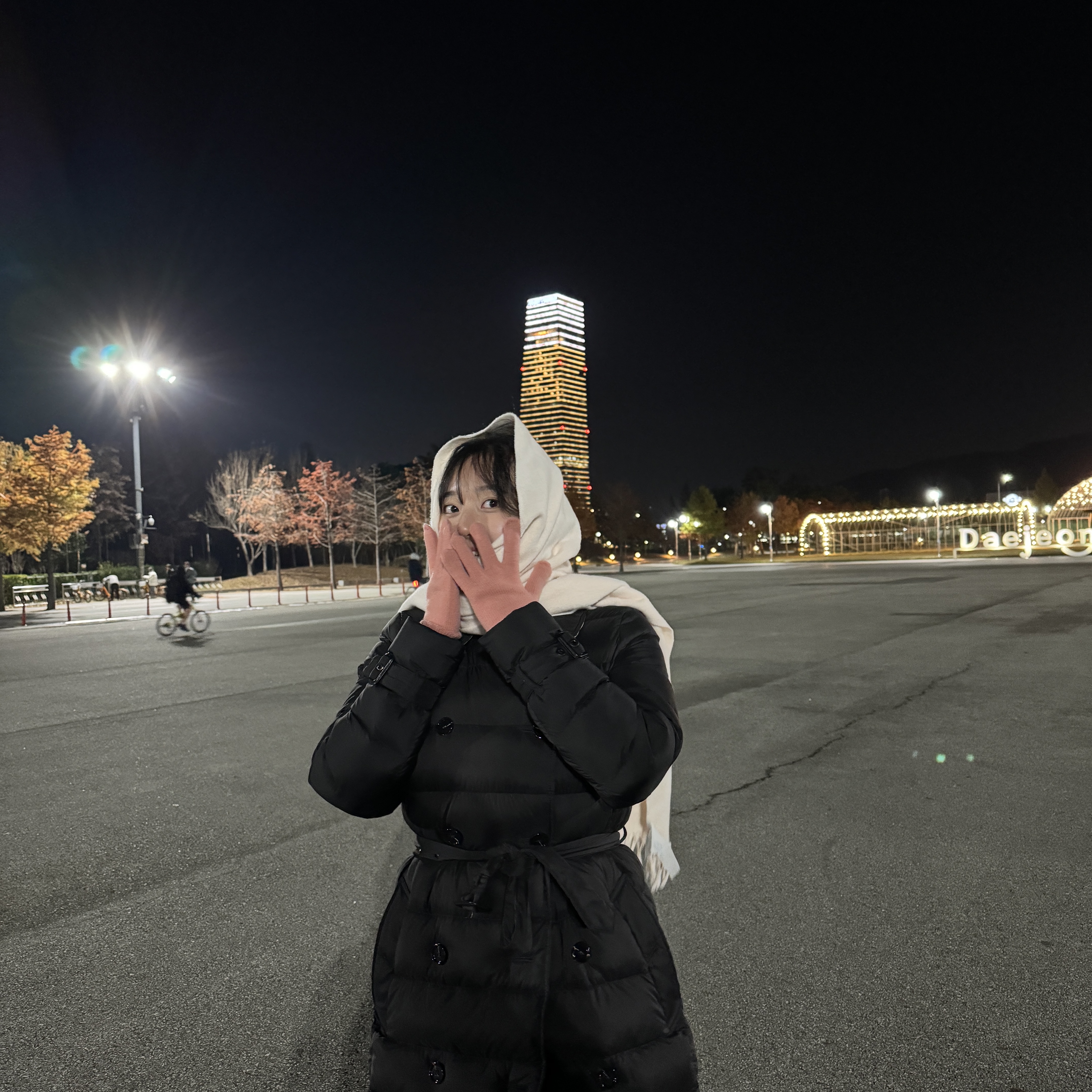 (W) Burberry Detachable Hood Down Filled Coat Black, Acne Studios Fringe Wool Muffler Warm White 착용 스타일