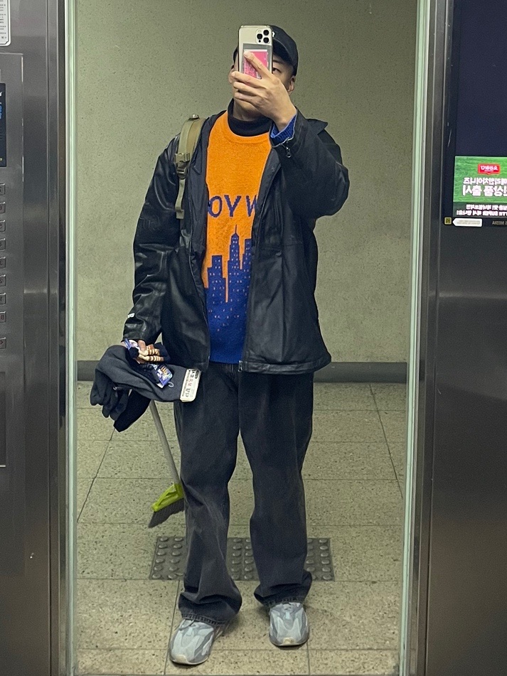 Supreme Pigment Print S Logo 6-Panel Black - 23FW, Supreme New York Sweater Orange - 20SS 착용 스타일