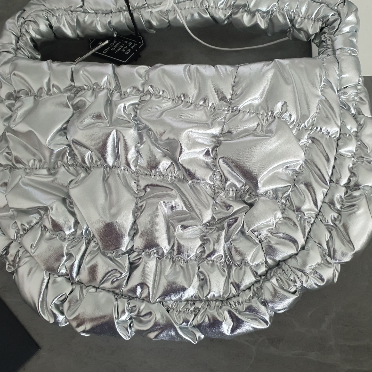 COS Quilted Micro Bag Silver 착용 스타일 - 1