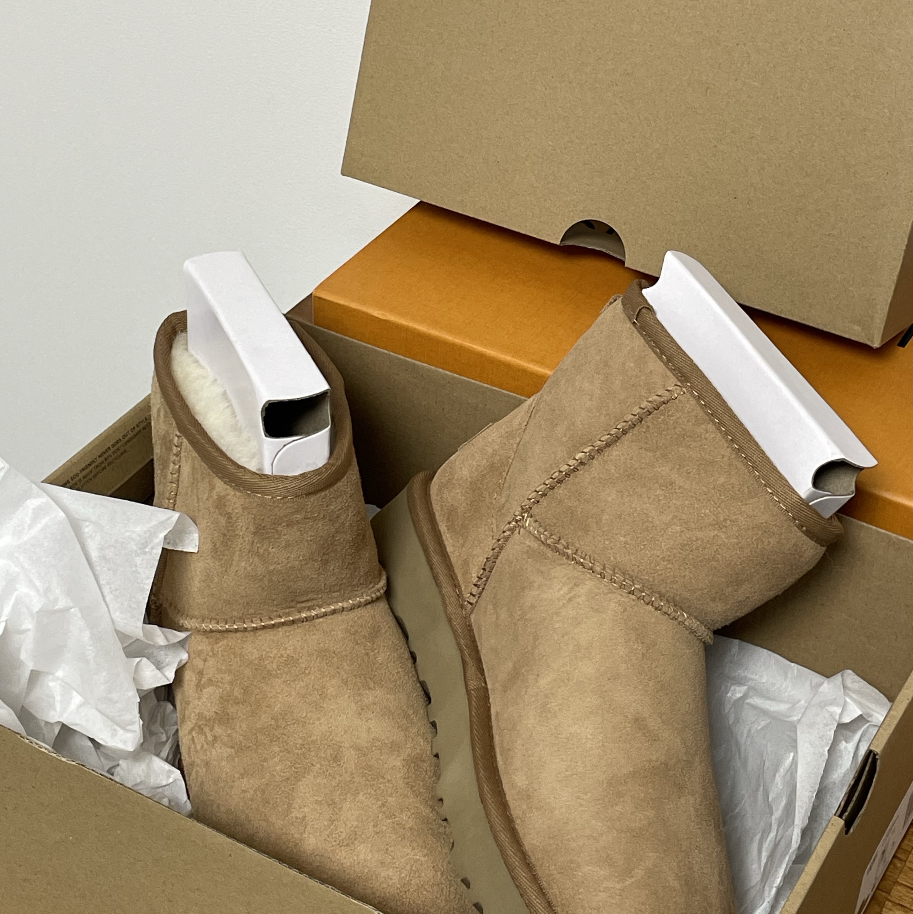 (W) UGG Classic Mini II Boots Chestnut 착용 스타일 - 1