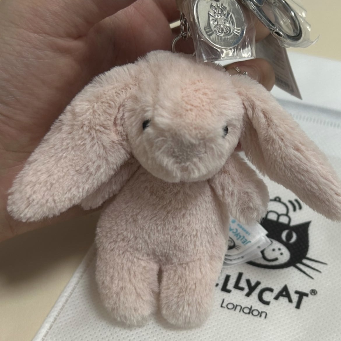 Jellycat Bashful Bunny Bag Charm Blush 착용 스타일