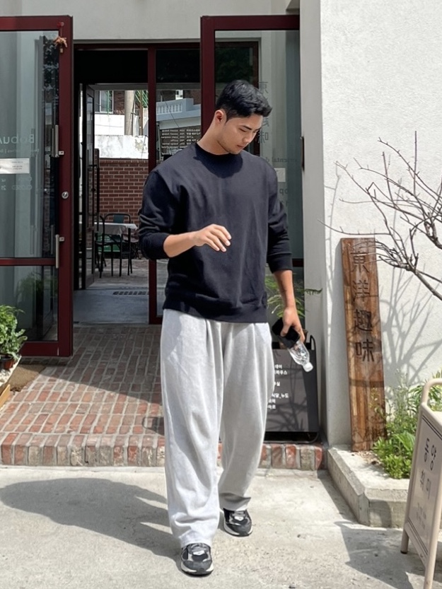 New Balance 2002R Premium Vintage Black 착용 스타일 - 1