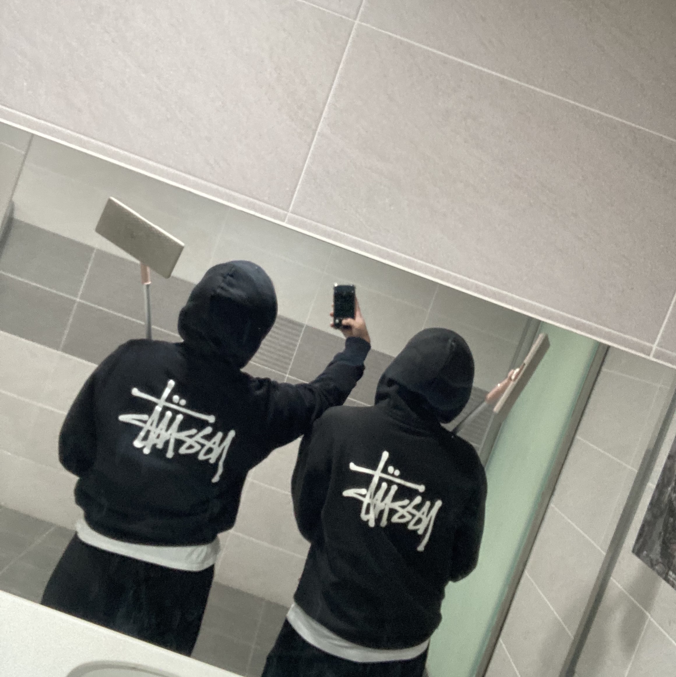 Stussy Basic Stussy Hoodie Black 2023, Stussy Basic Stussy Pigment Dyed Hoodie Black 착용 스타일 - 1