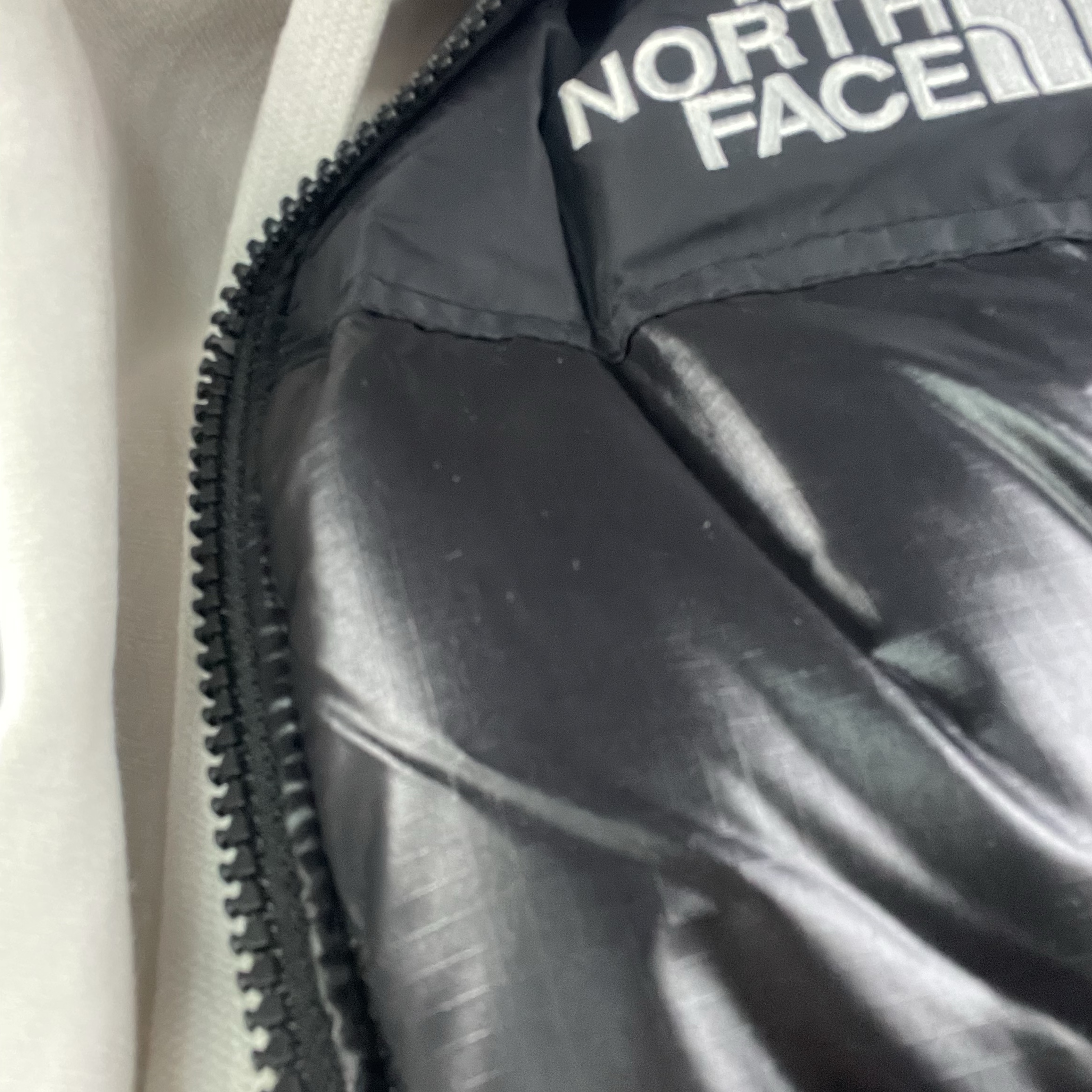 The North Face 1996 Eco Nuptse Jacket Real Black, Jordan 1 Retro Low OG Black Toe 착용 스타일 - 1