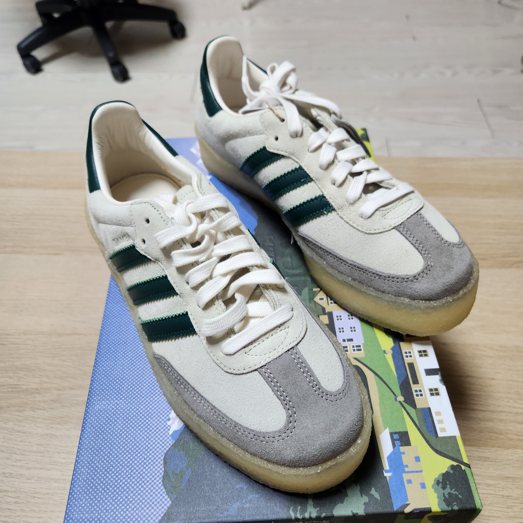 Adidas x Clarks x Ronnie Fieg 8th Street Samba Chalk White Green 착용 스타일 - 7
