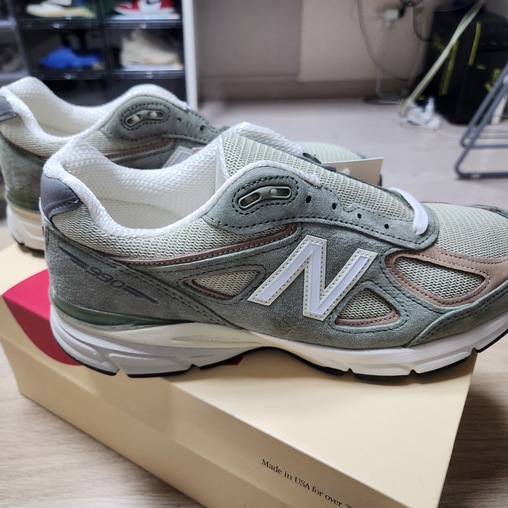 New Balance 990v4 Made in USA Olive Incense 착용 스타일 - 6