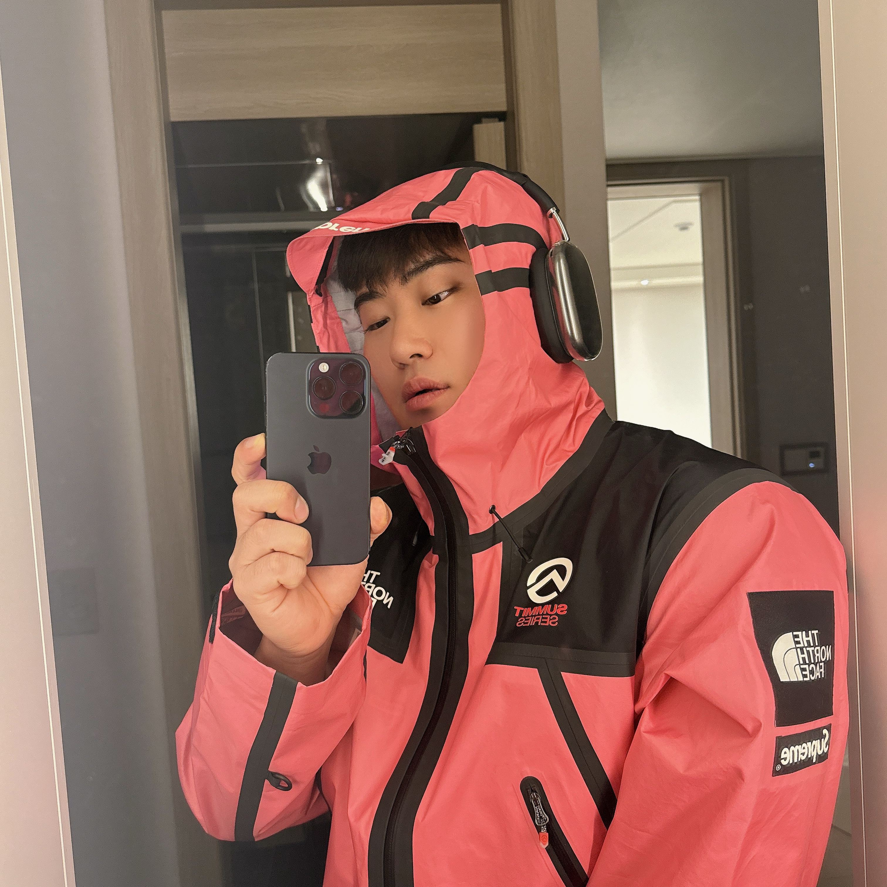 Supreme x The North Face Summit Series Outer Tape Seam Jacket Pink - 21SS, Apple AirPods Max Lightning Space Gray (Korean Ver.) 착용 스타일 - 1