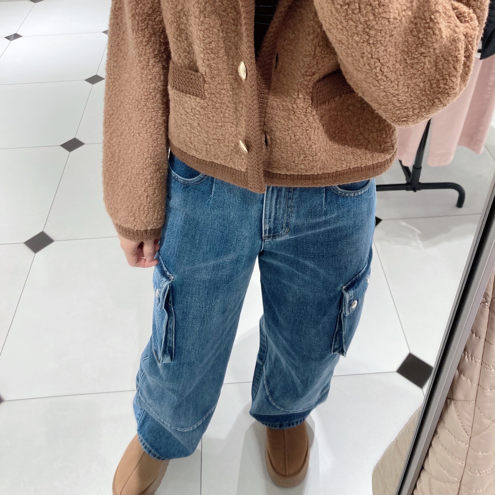 (W) UGG Tazz Slipper Chestnut 착용 스타일 - 2