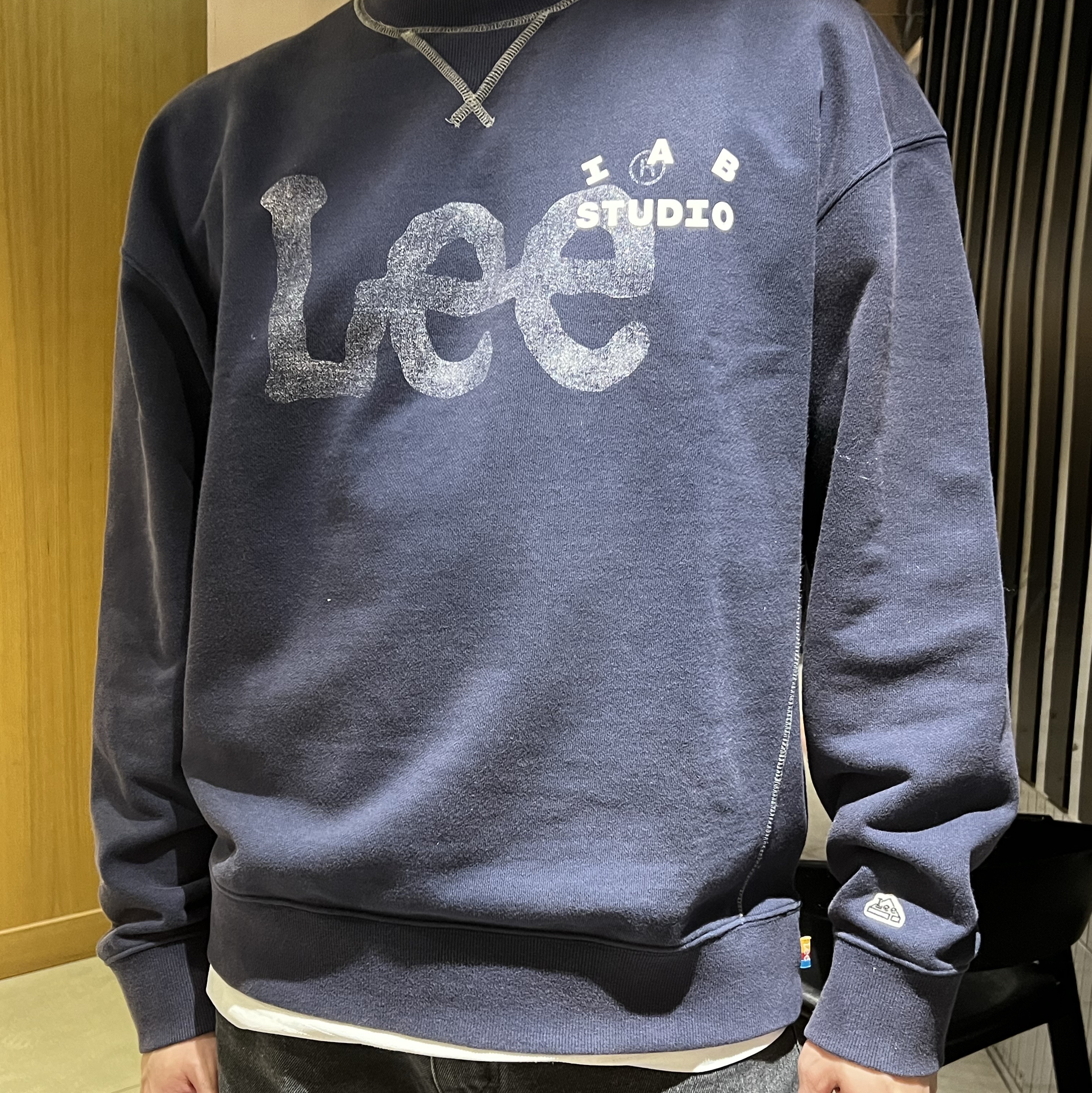 IAB Studio x Lee Pigment Sweatshirt Indigo Navy 착용 스타일