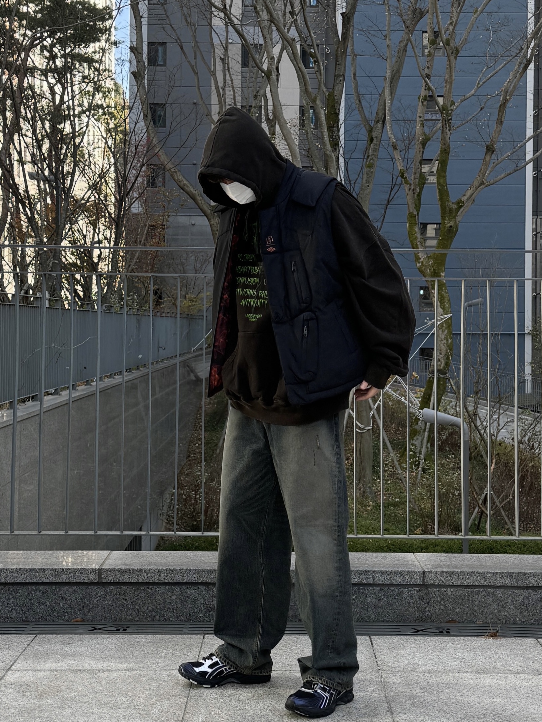 Undermycar Iek Hand Brush Washed Wide Jeans Corrosion Blue - 23FW, Asics x Atmos x Undermycar Gel-Kayano 14 Black Pure Silver 착용 스타일 - 2