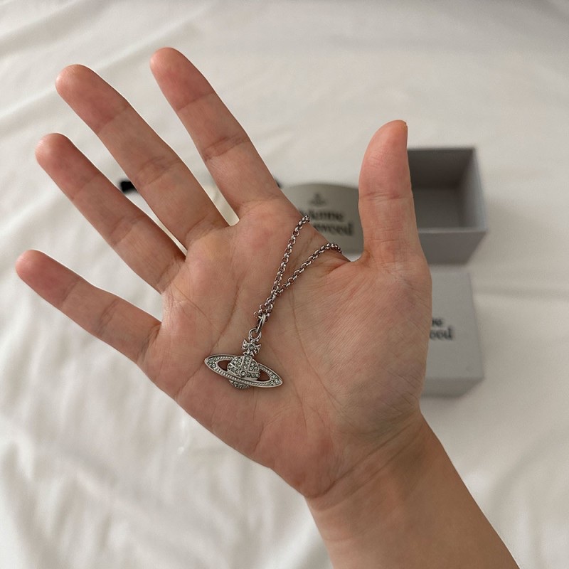 Vivienne Westwood Mini Bas Relief Pendant Silver Chrysolite 착용 스타일 - 2