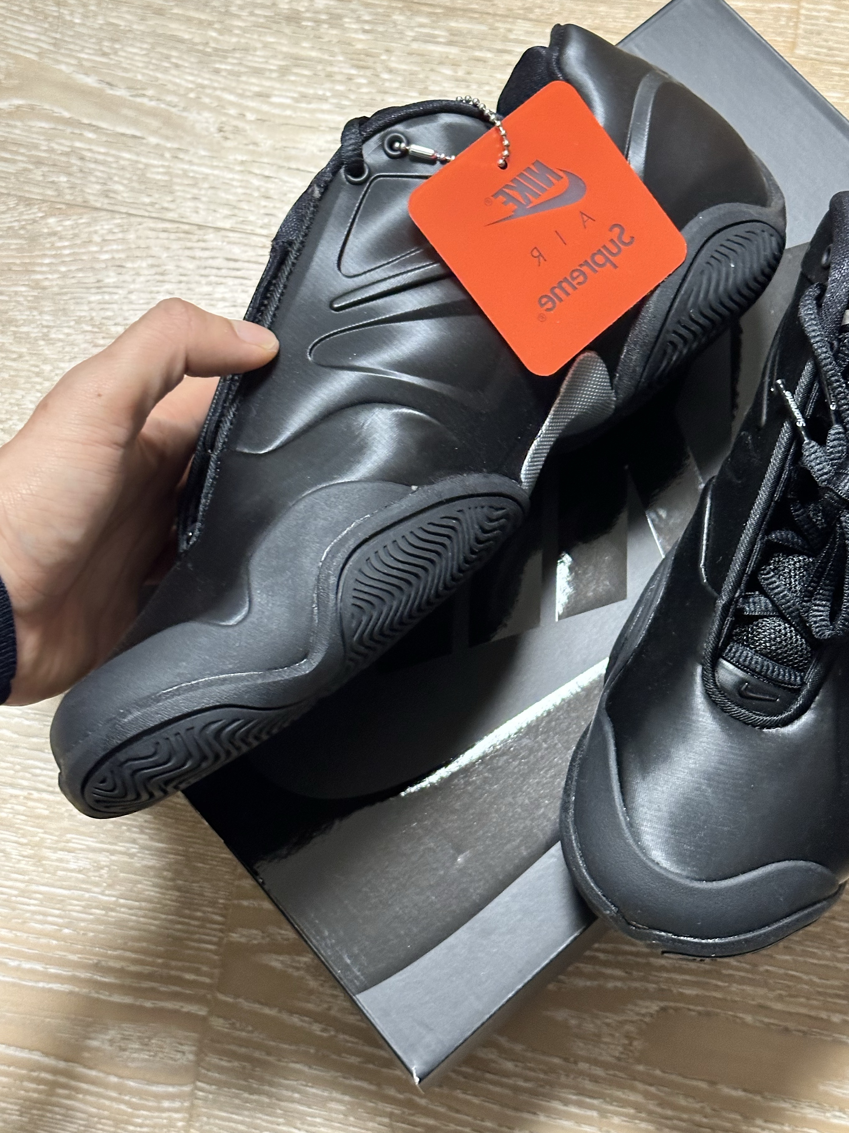 Nike x Supreme Air Zoom Courtposite SP Black Metallic Silver 착용 스타일 - 4