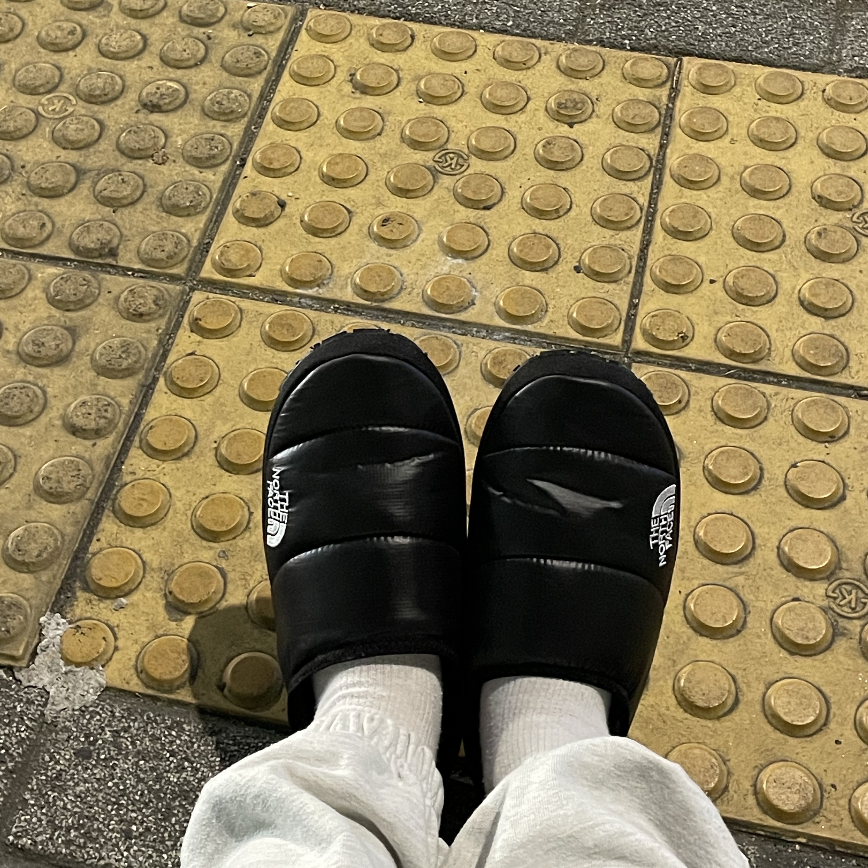 The North Face Nuptse Mule Black 착용 스타일